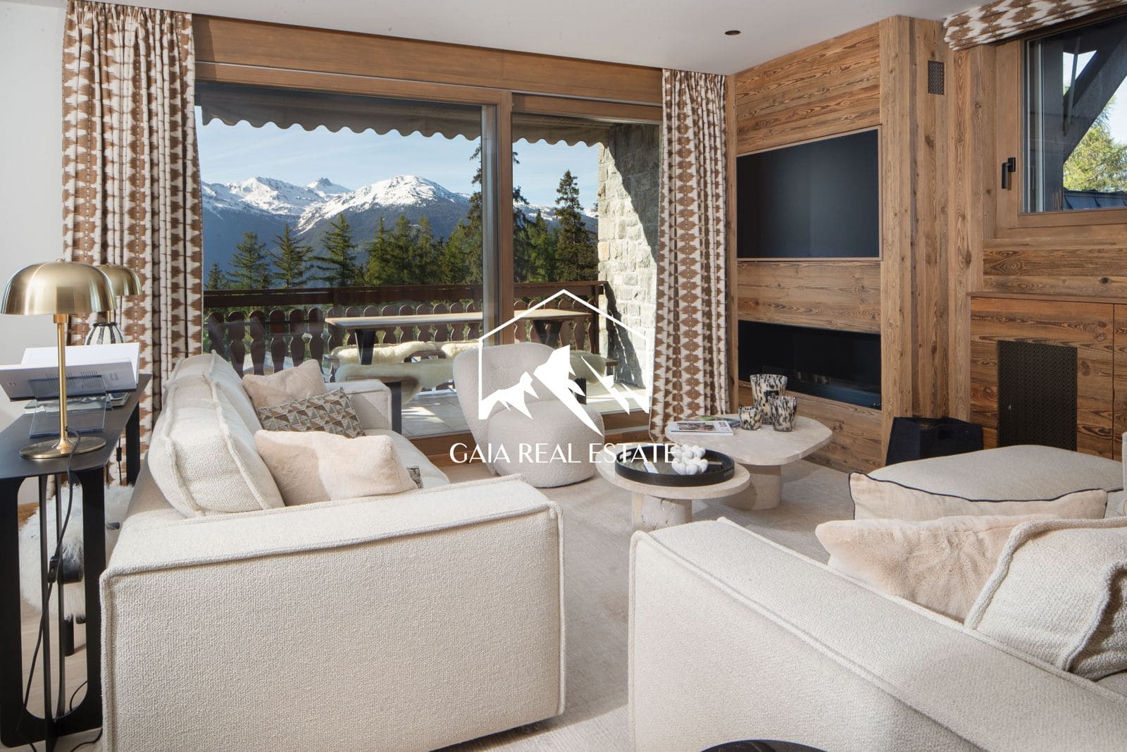 Gemütliches Chalet-Wohnzimmer mit Bergblick
