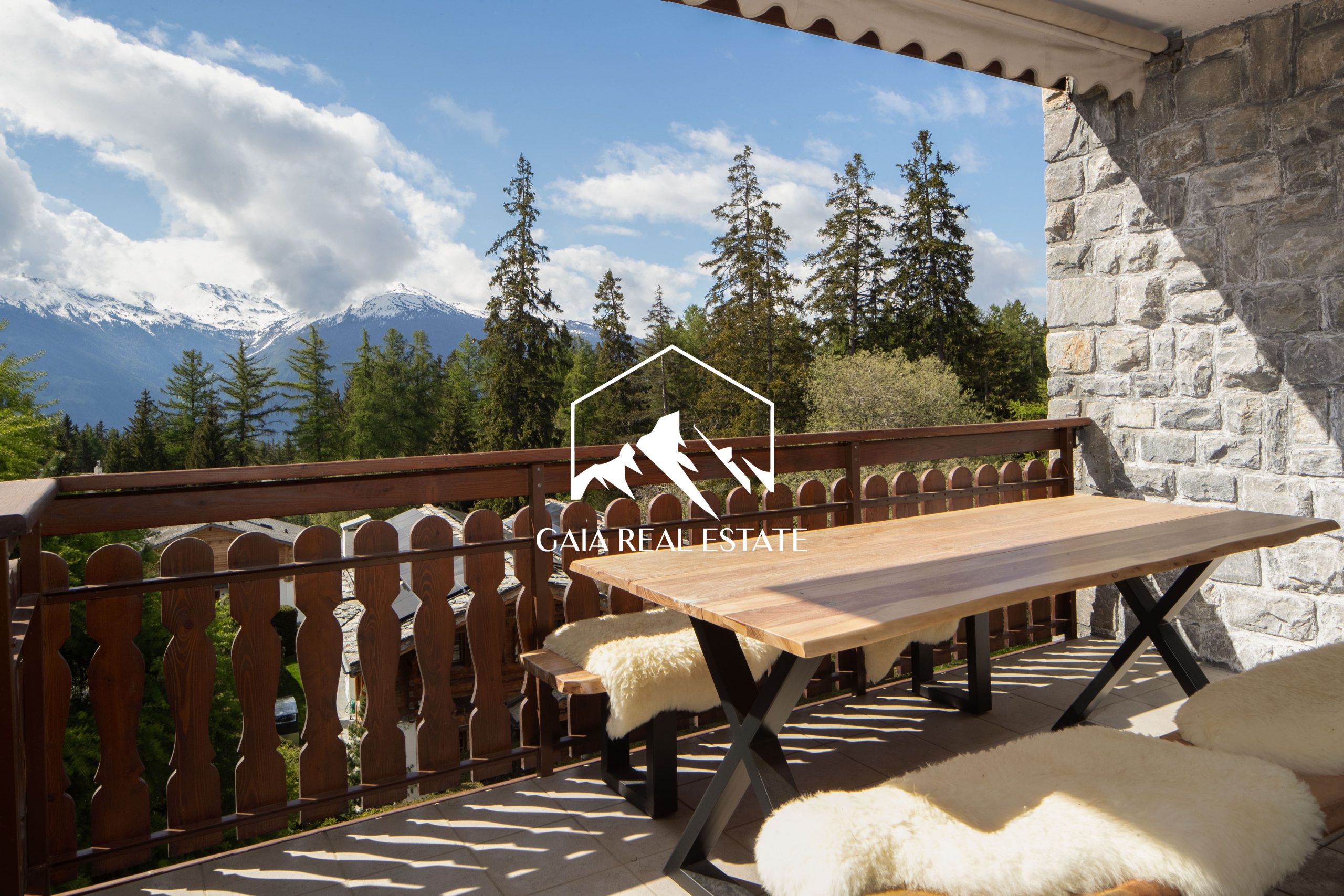 Balkon mit Bergblick