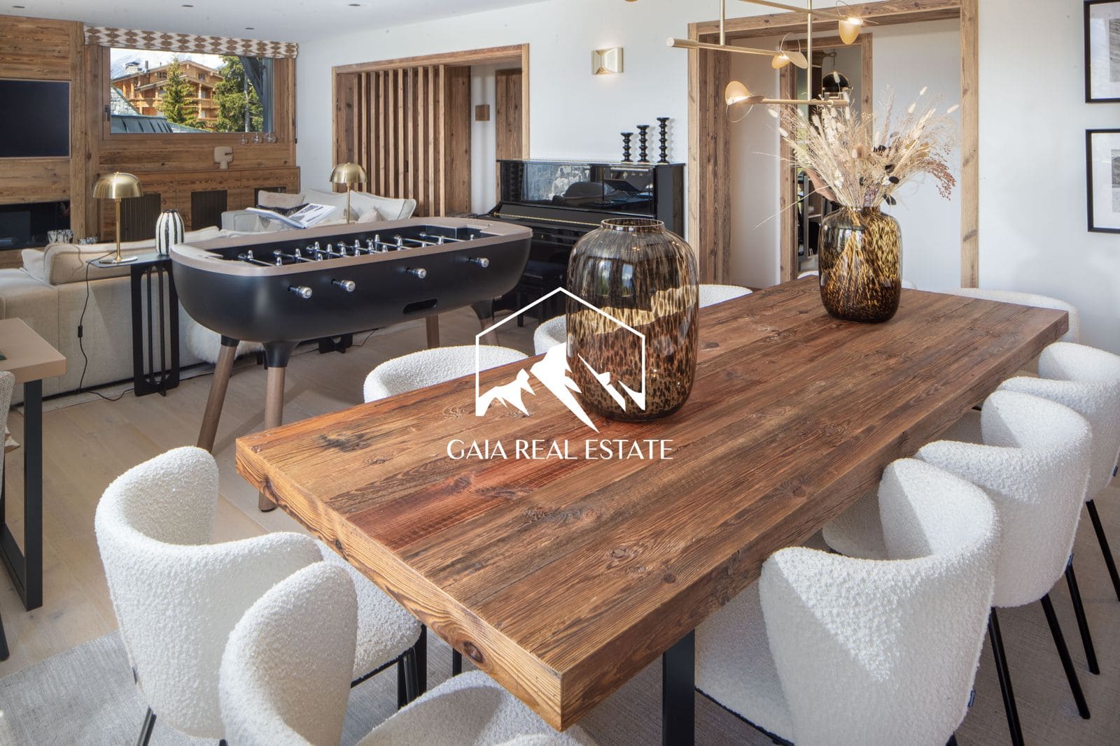 Gemütlicher Wohn-Essbereich mit rustikalem Holz und Designmöbeln