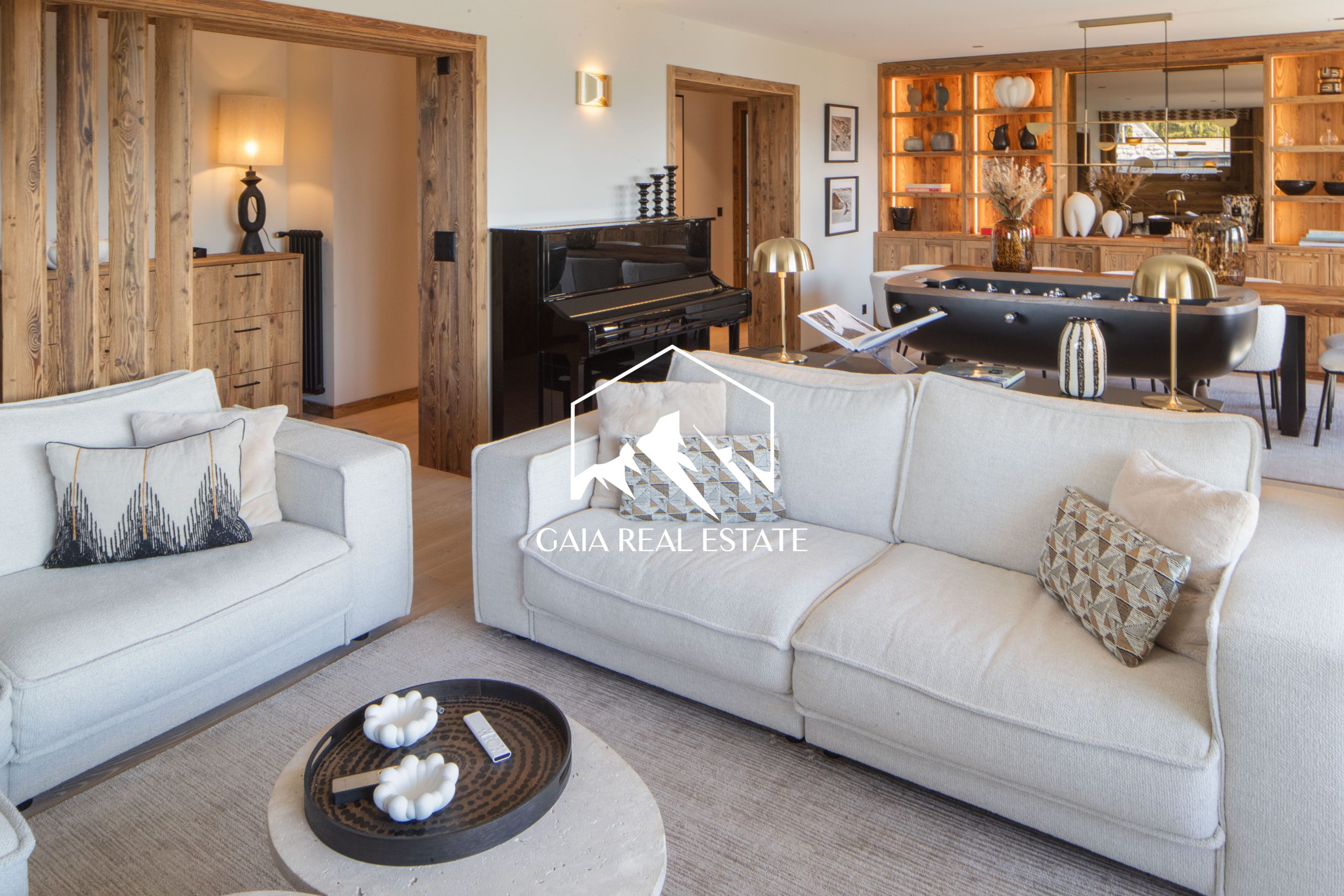 Eleganter Wohnbereich mit Klavier und Bar