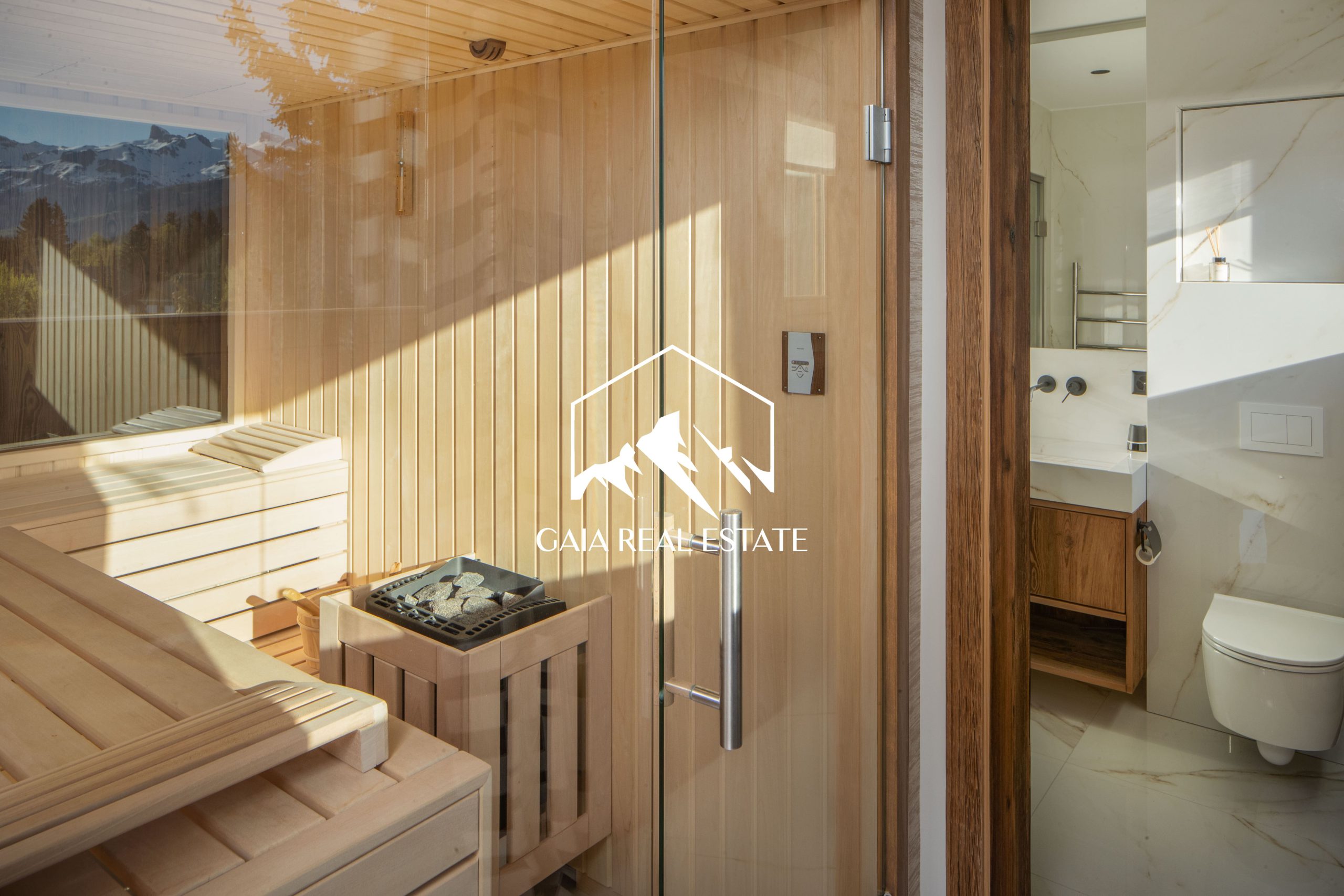 Moderne Sauna mit angrenzendem Bad