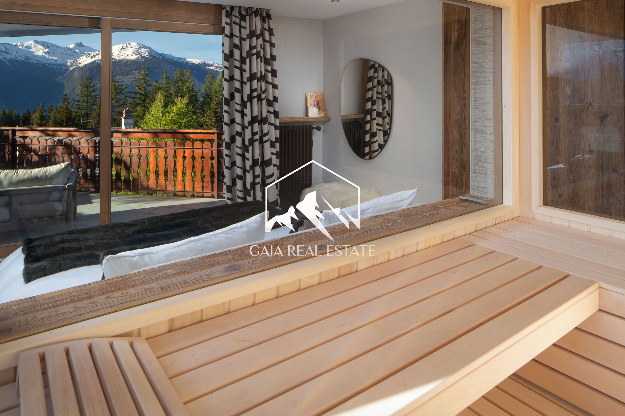 Innenraum mit Bergblick und Sauna-/Ruhebereich