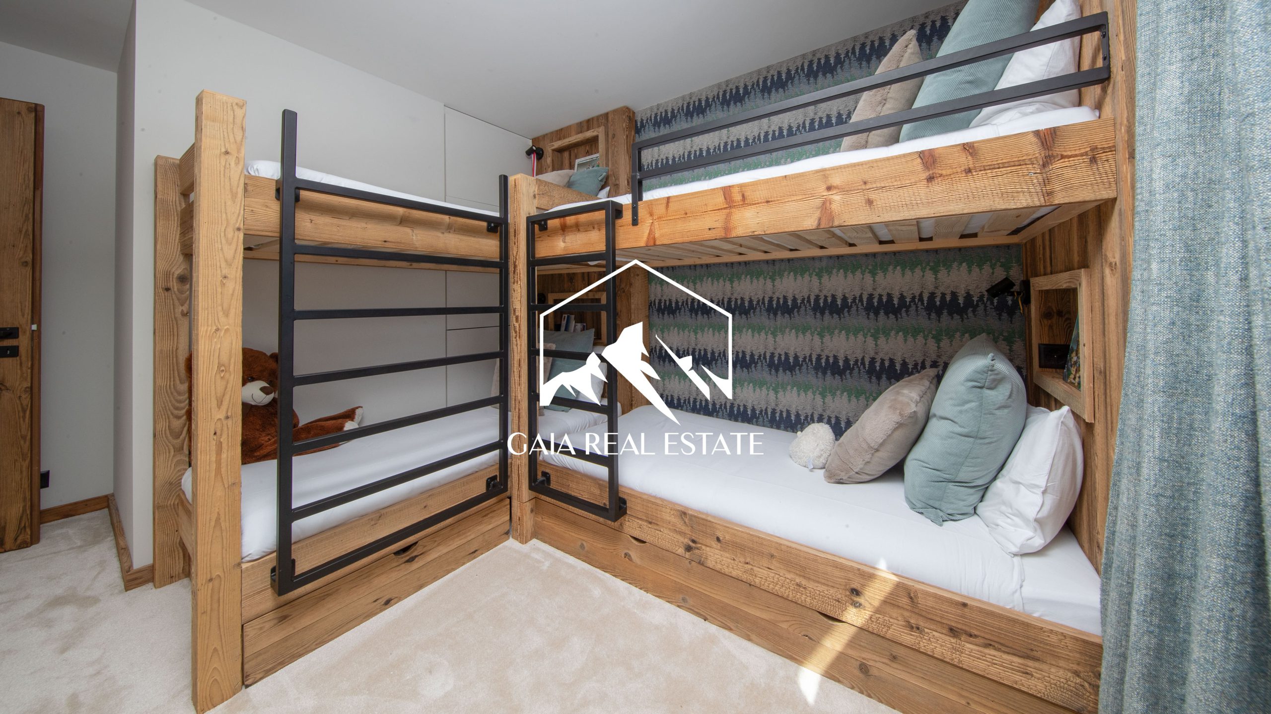 Etagenbett-Zimmer mit Holzoptik
