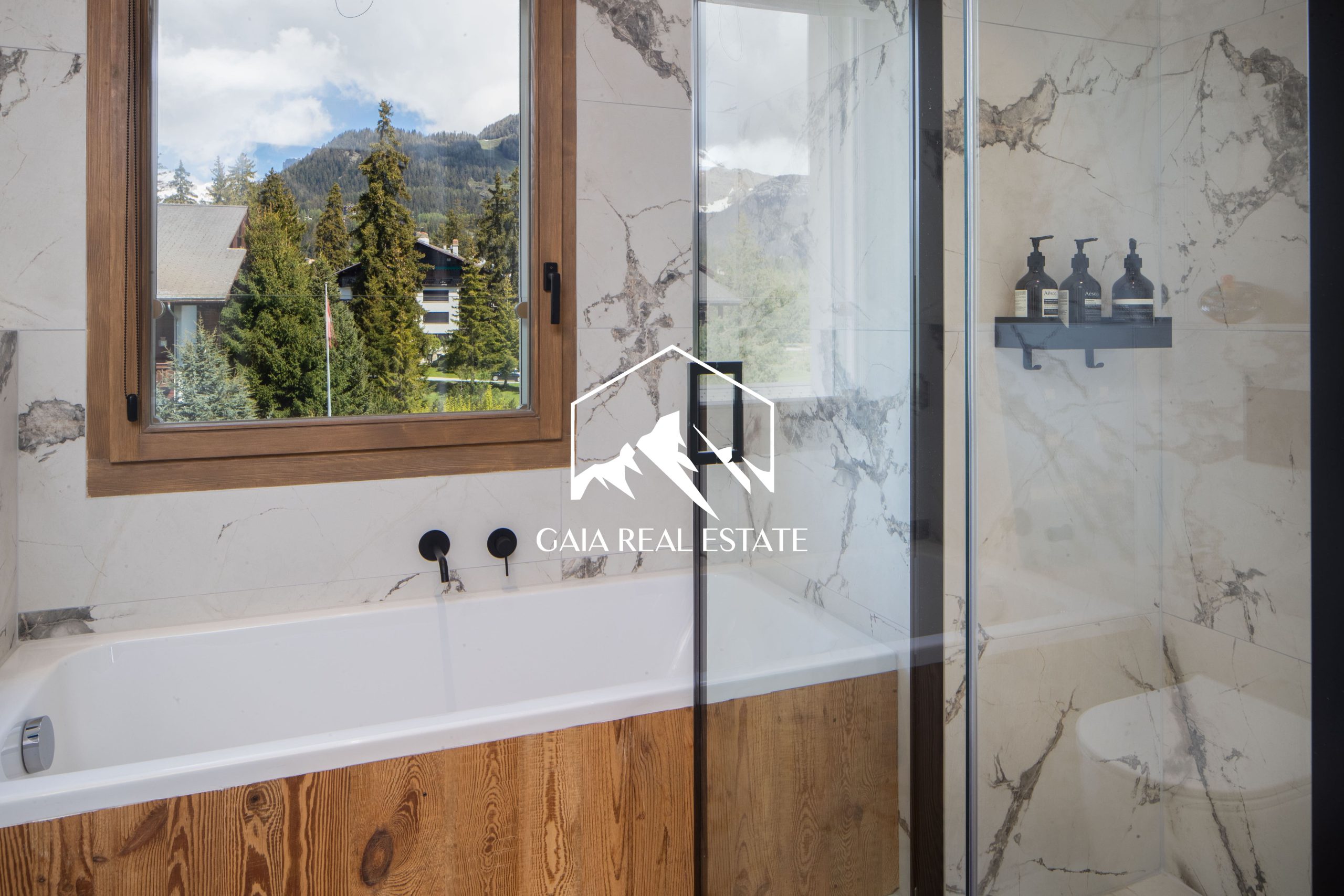 Modernes Badezimmer mit Bergblick