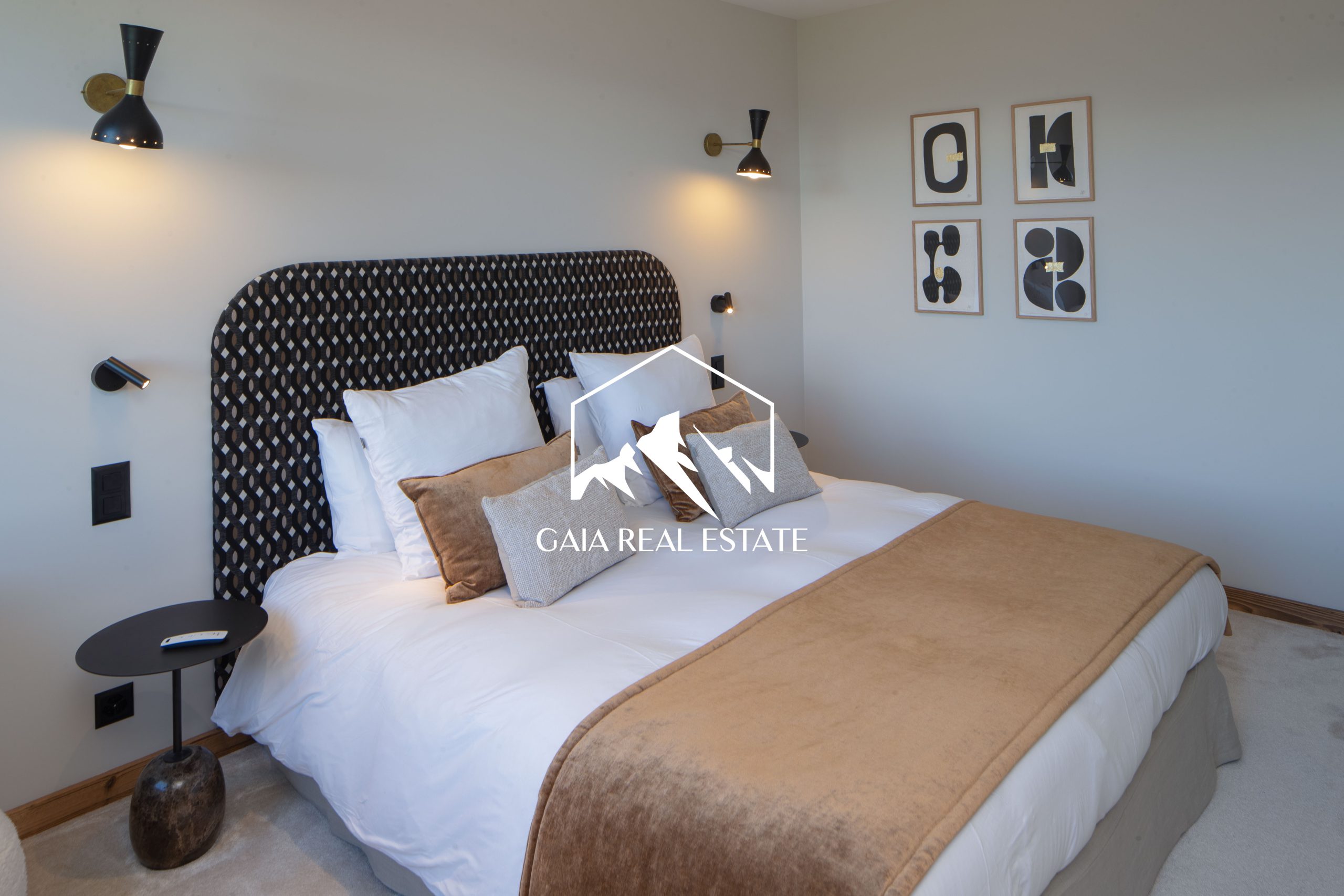Modernes Schlafzimmer mit gestyltem Bett