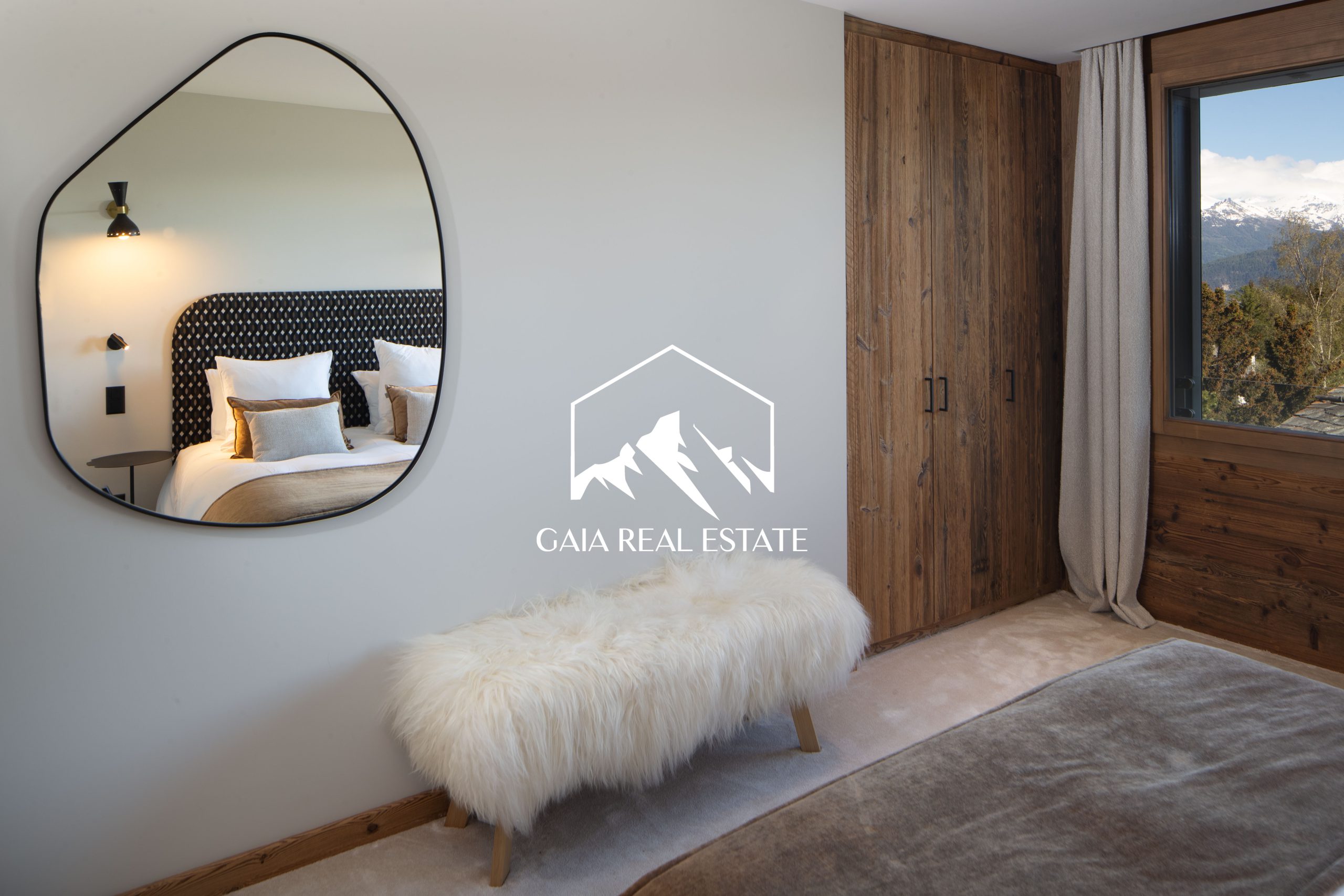 Modernes Schlafzimmer mit Bergblick