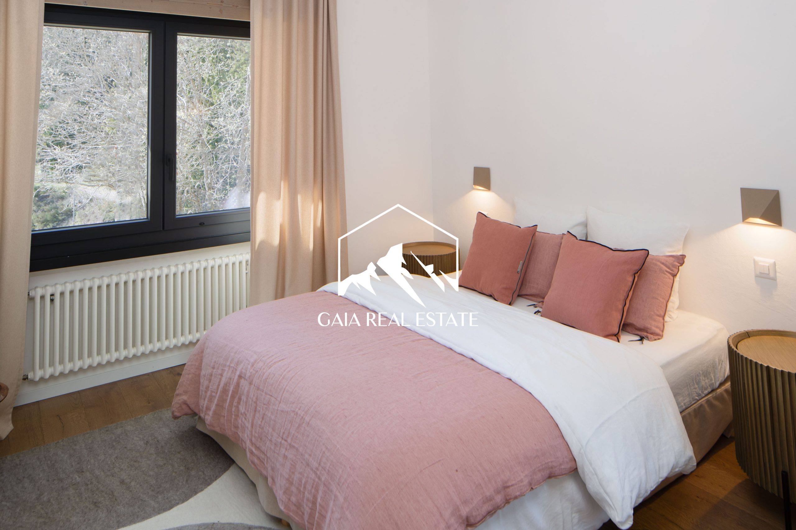 Helles Schlafzimmer mit modernem Bett