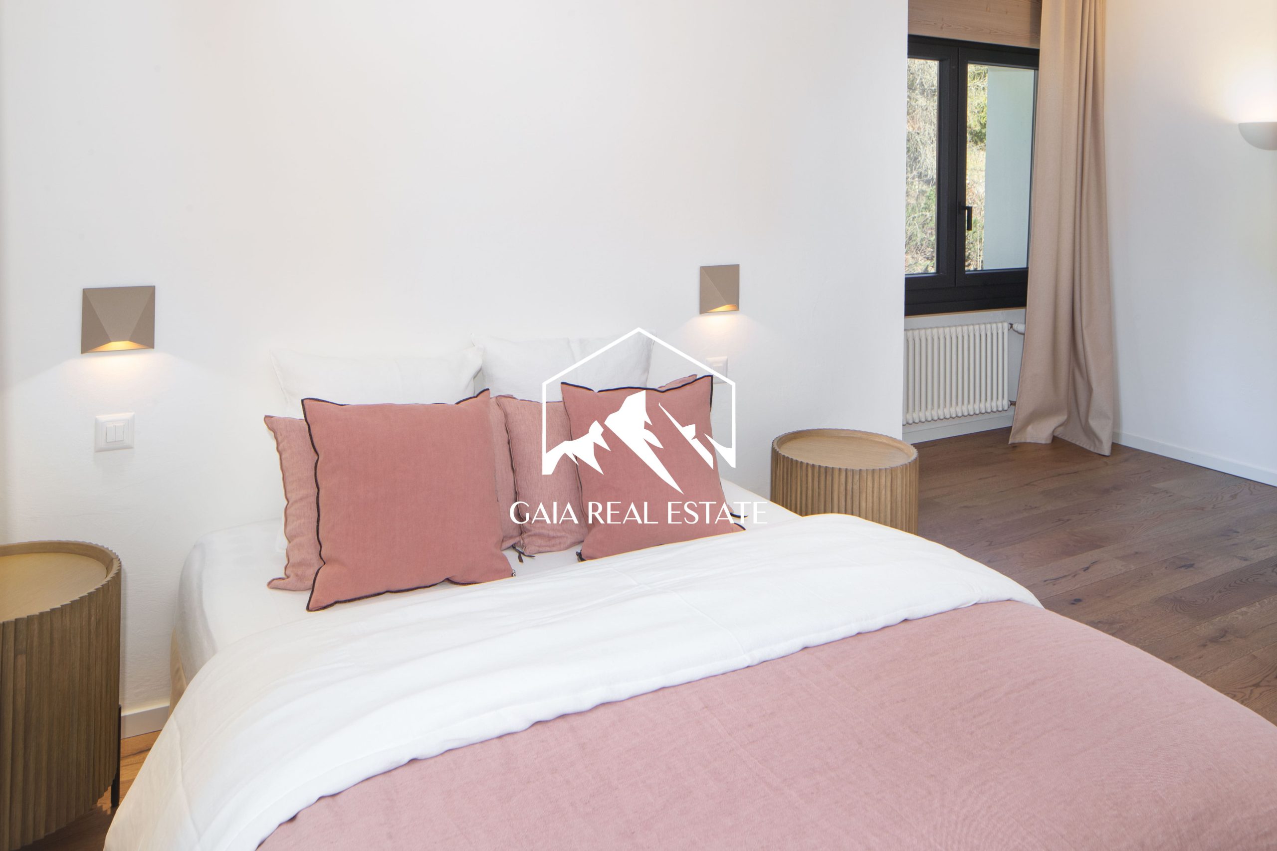 Helles Schlafzimmer mit modernem Minimalstil