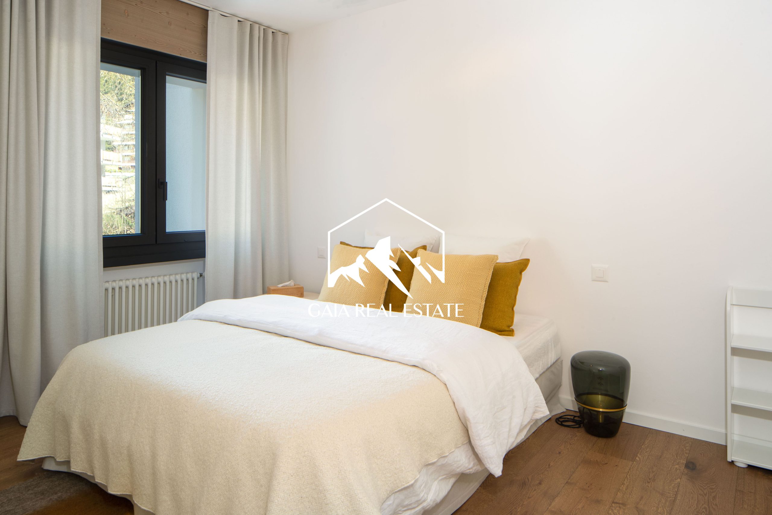 Helles Schlafzimmer mit schlichter Einrichtung