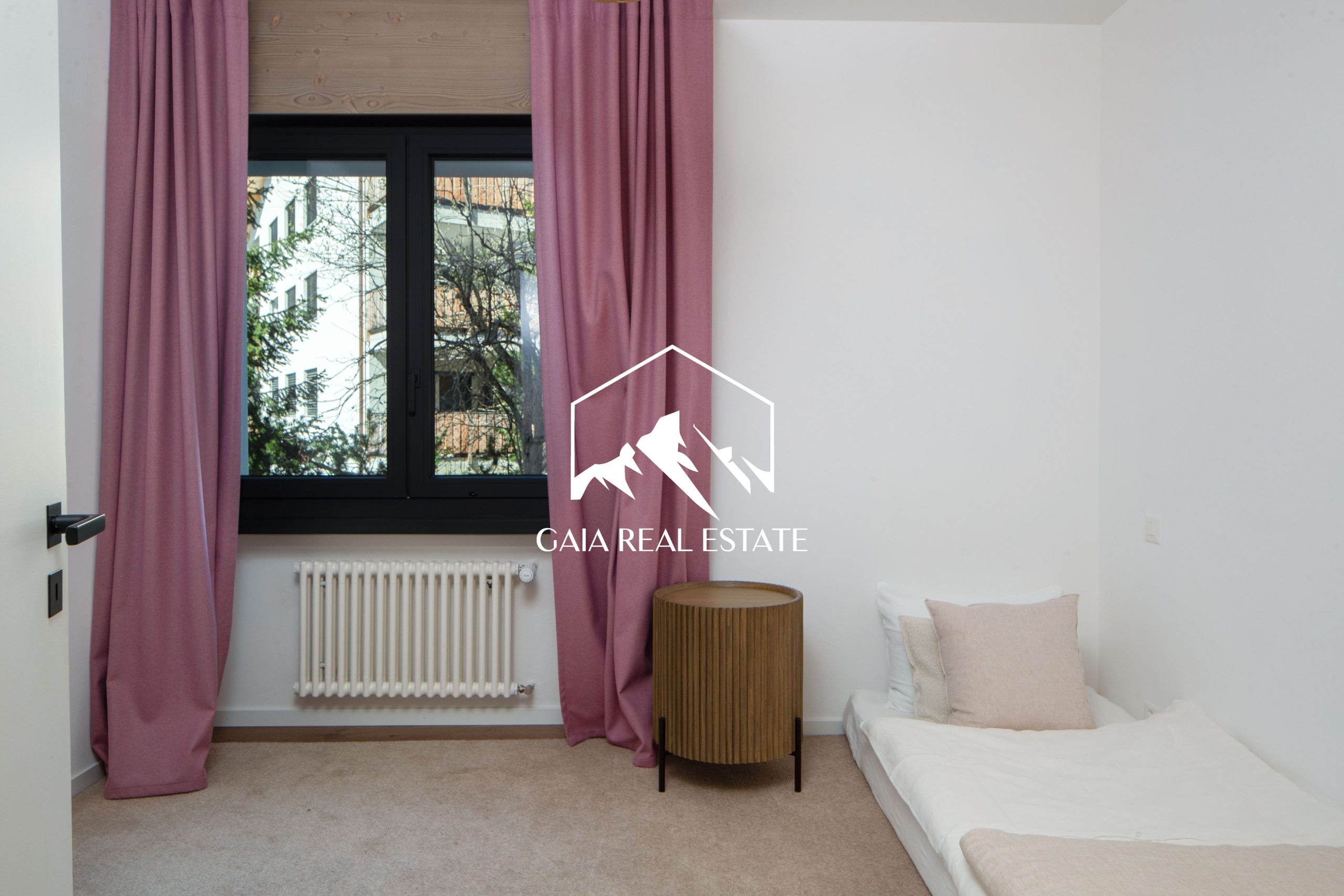 Helles Schlafzimmer mit Fenster und Vorhang