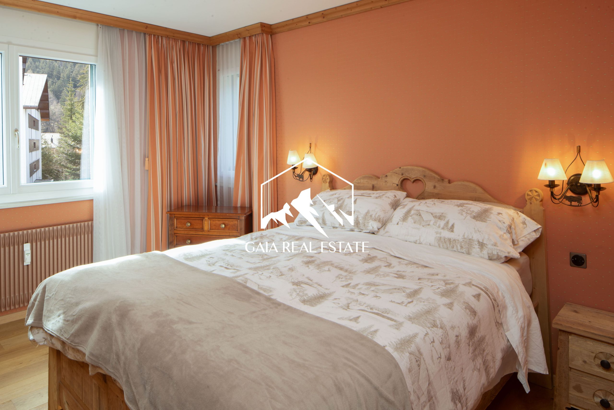 Gemütliches Schlafzimmer mit Bergblick