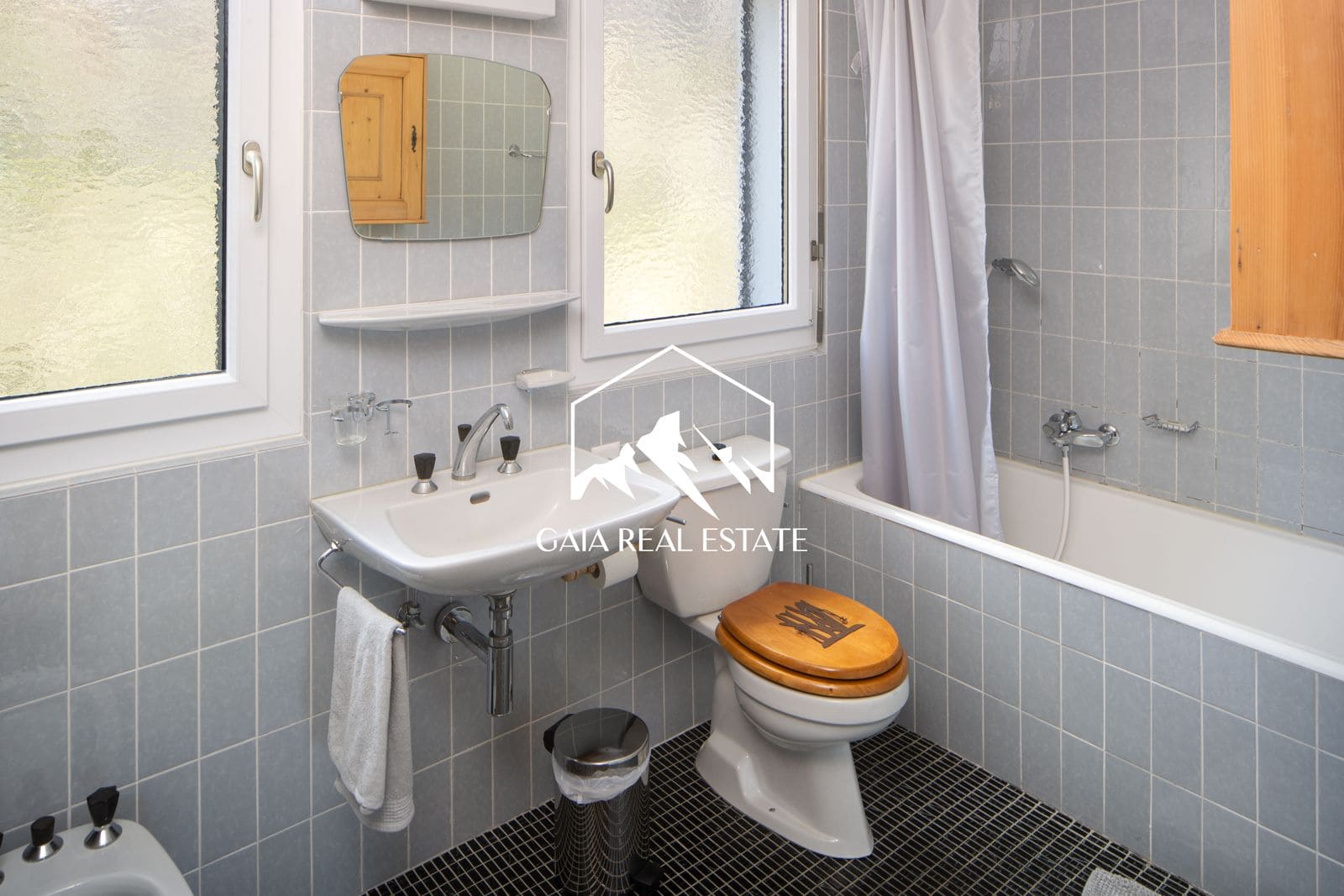 Kleines Badezimmer mit Badewanne und WC