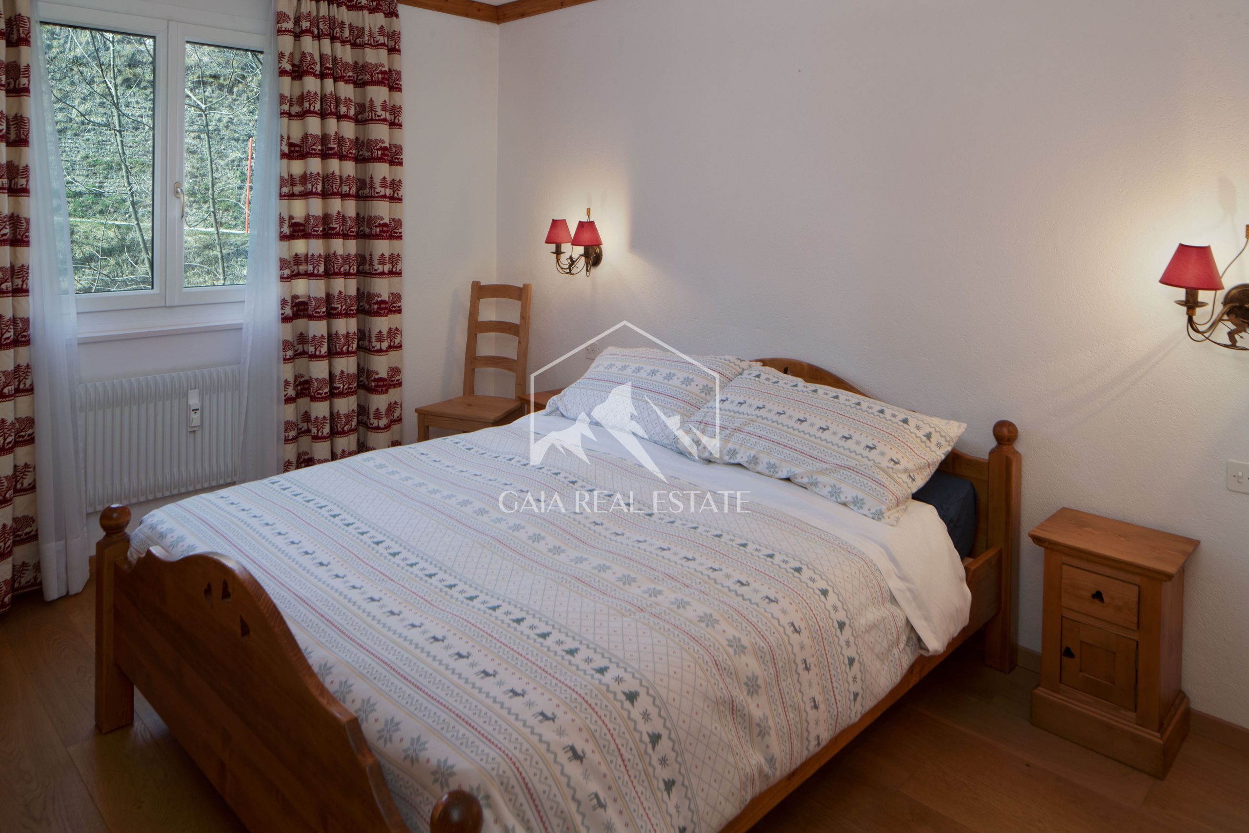 Gemütliches Schlafzimmer mit Holzbetten