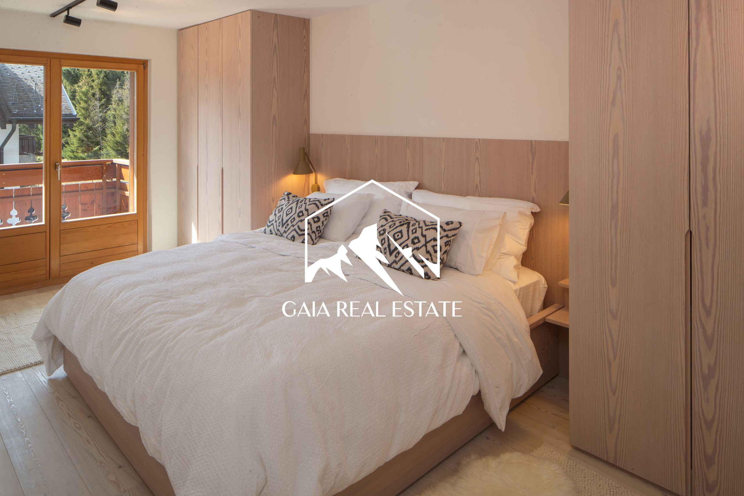Helles Schlafzimmer mit Holzdetails