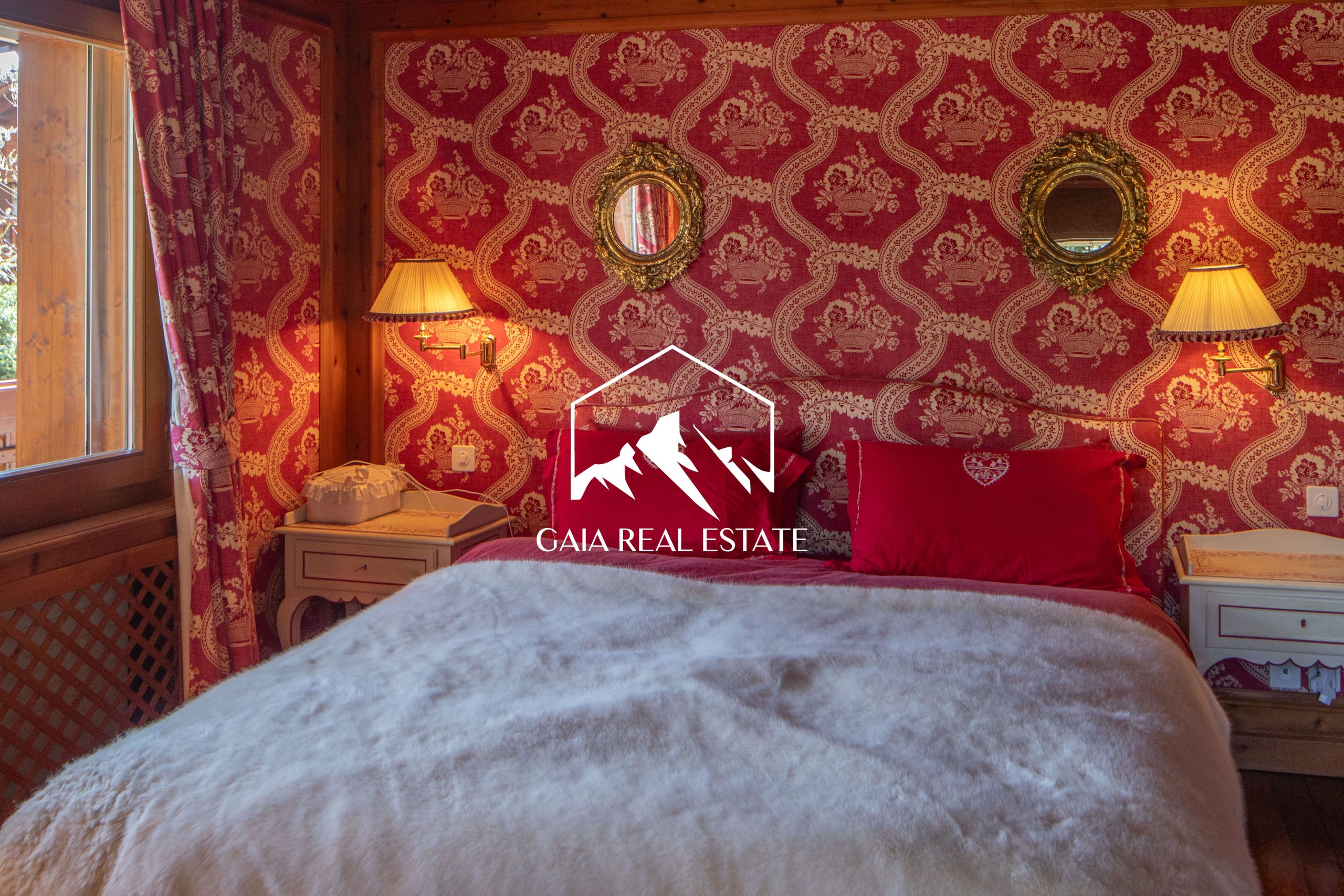 Opulentes Schlafzimmer mit roter Tapete