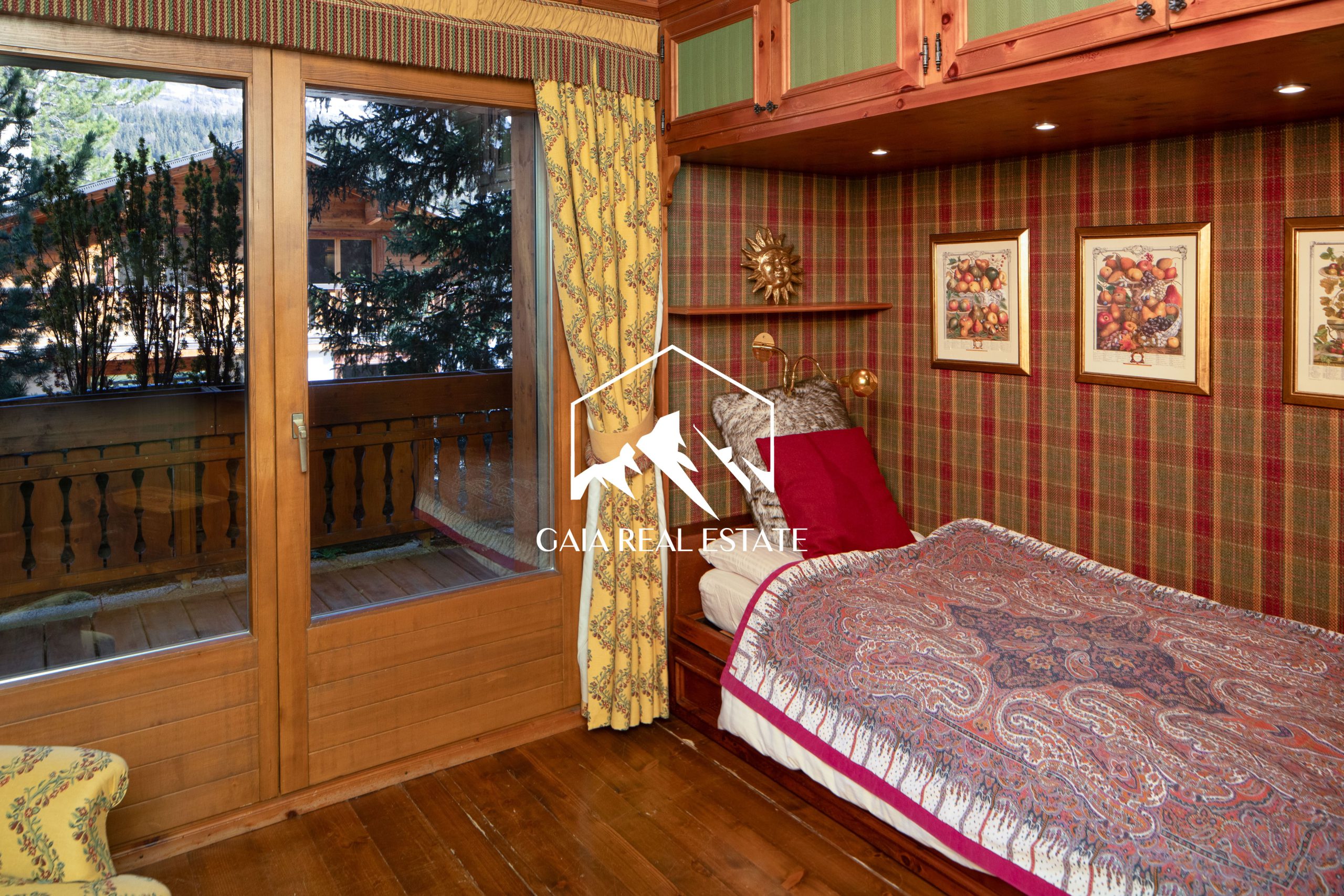 Gemütliches Schlafzimmer mit Balkonblick