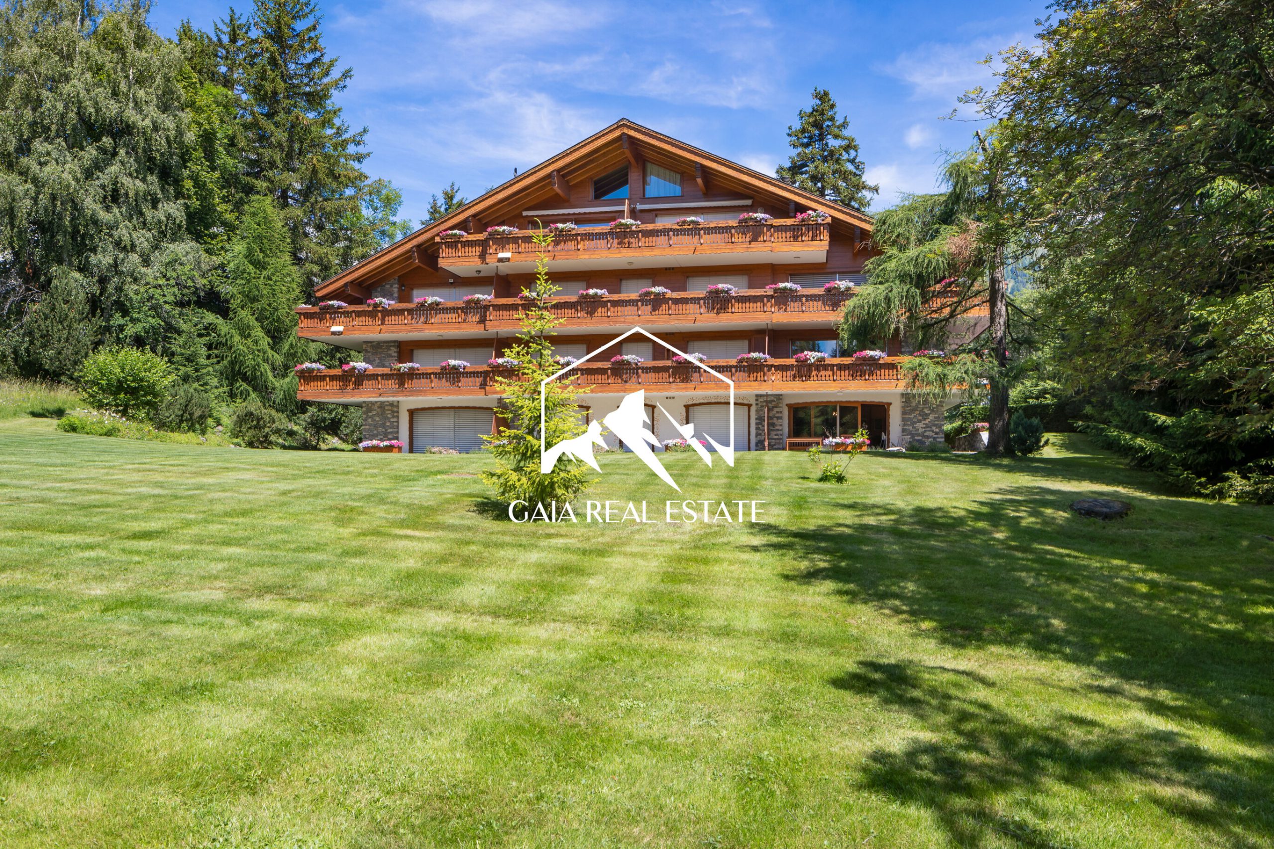 Alpenchalet mit großen Balkonen und Garten