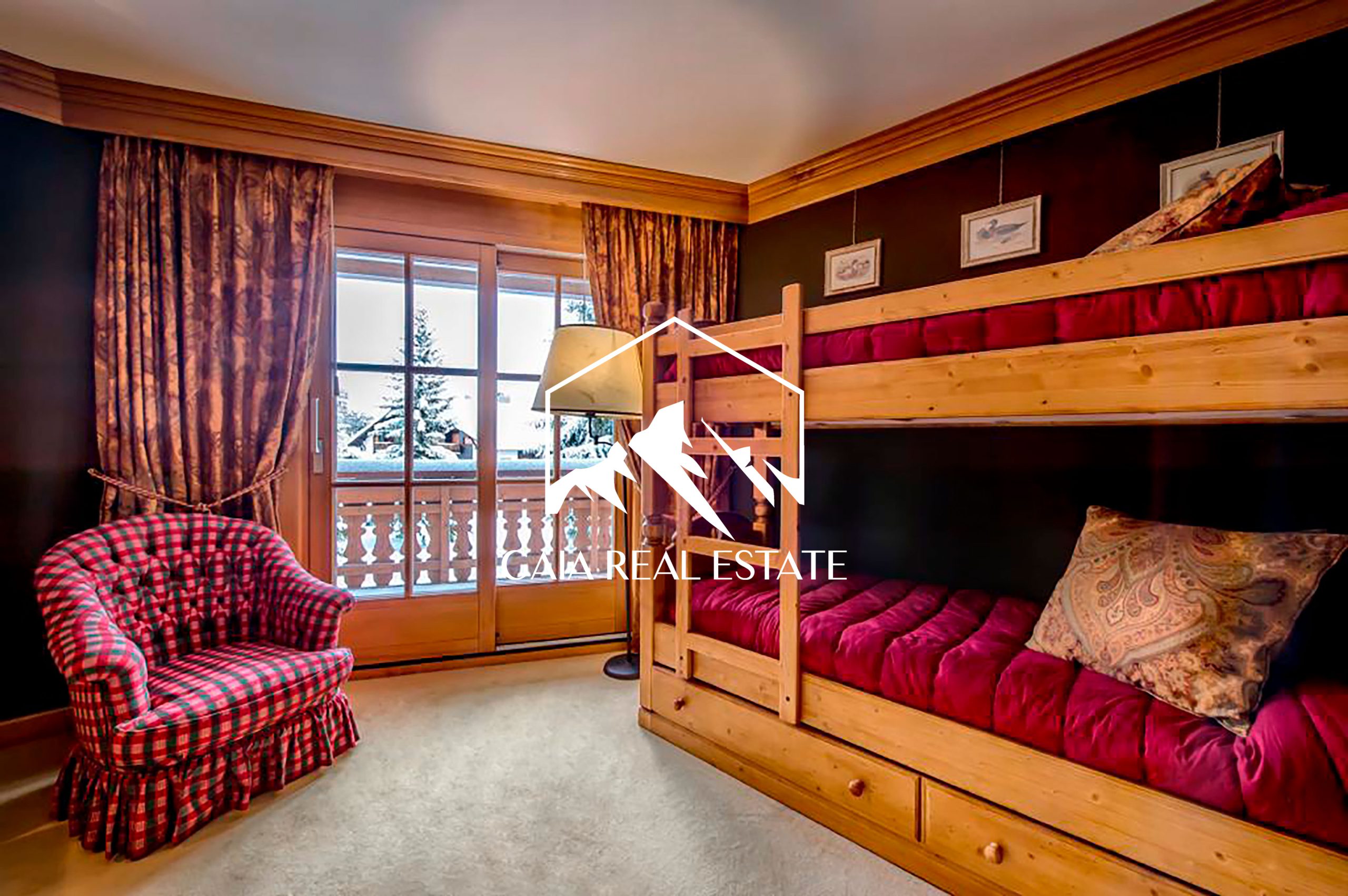 Gemütliches Schlafzimmer mit Etagenbett und Balkon