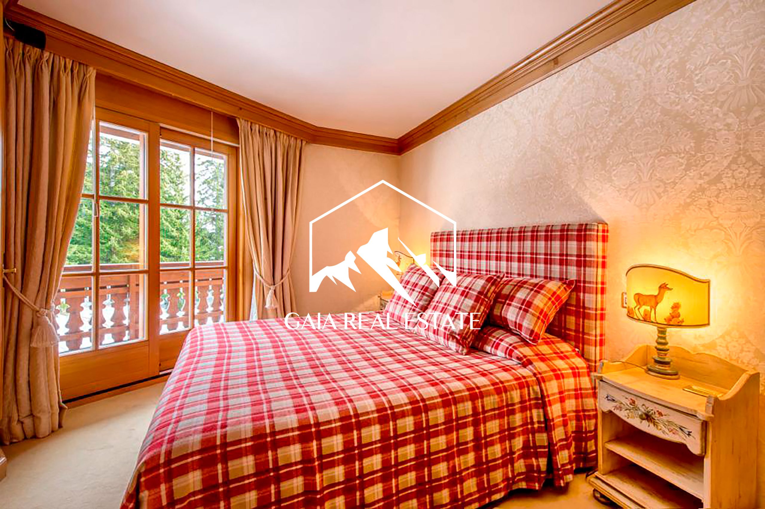 Gemütliches Schlafzimmer mit Balkonblick