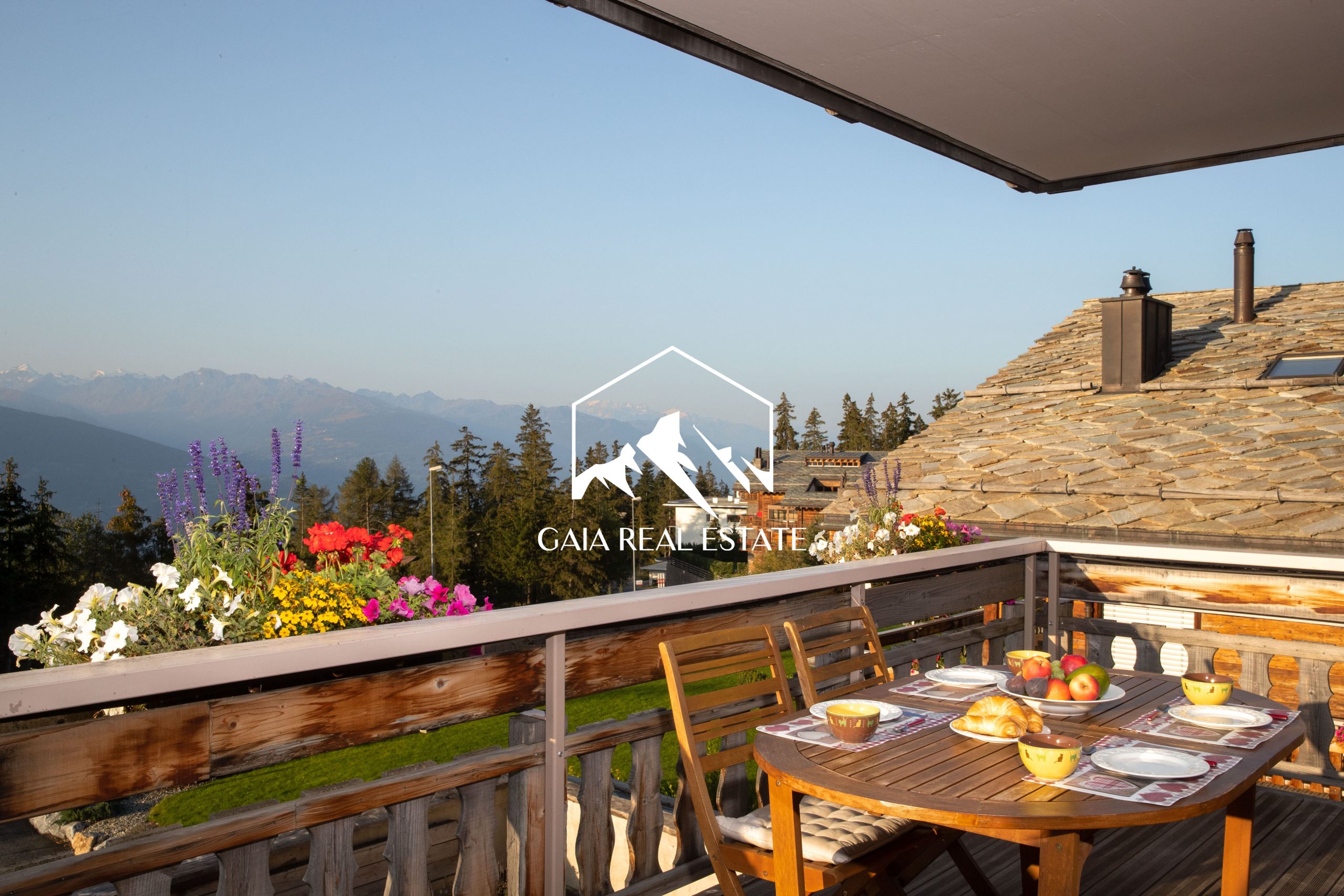 Balkon mit Bergblick und gedecktem Tisch