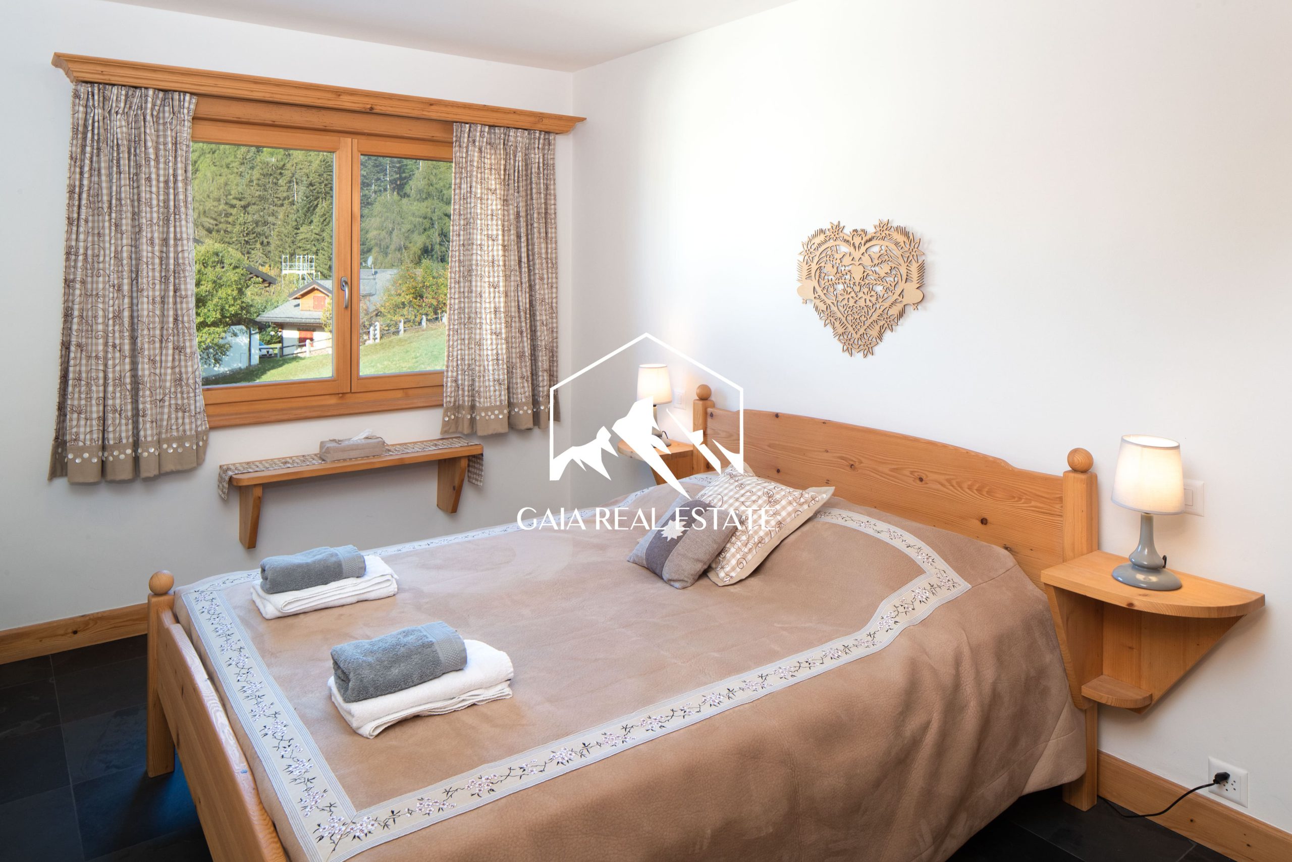 Gemütliches Schlafzimmer mit Holzmöbeln