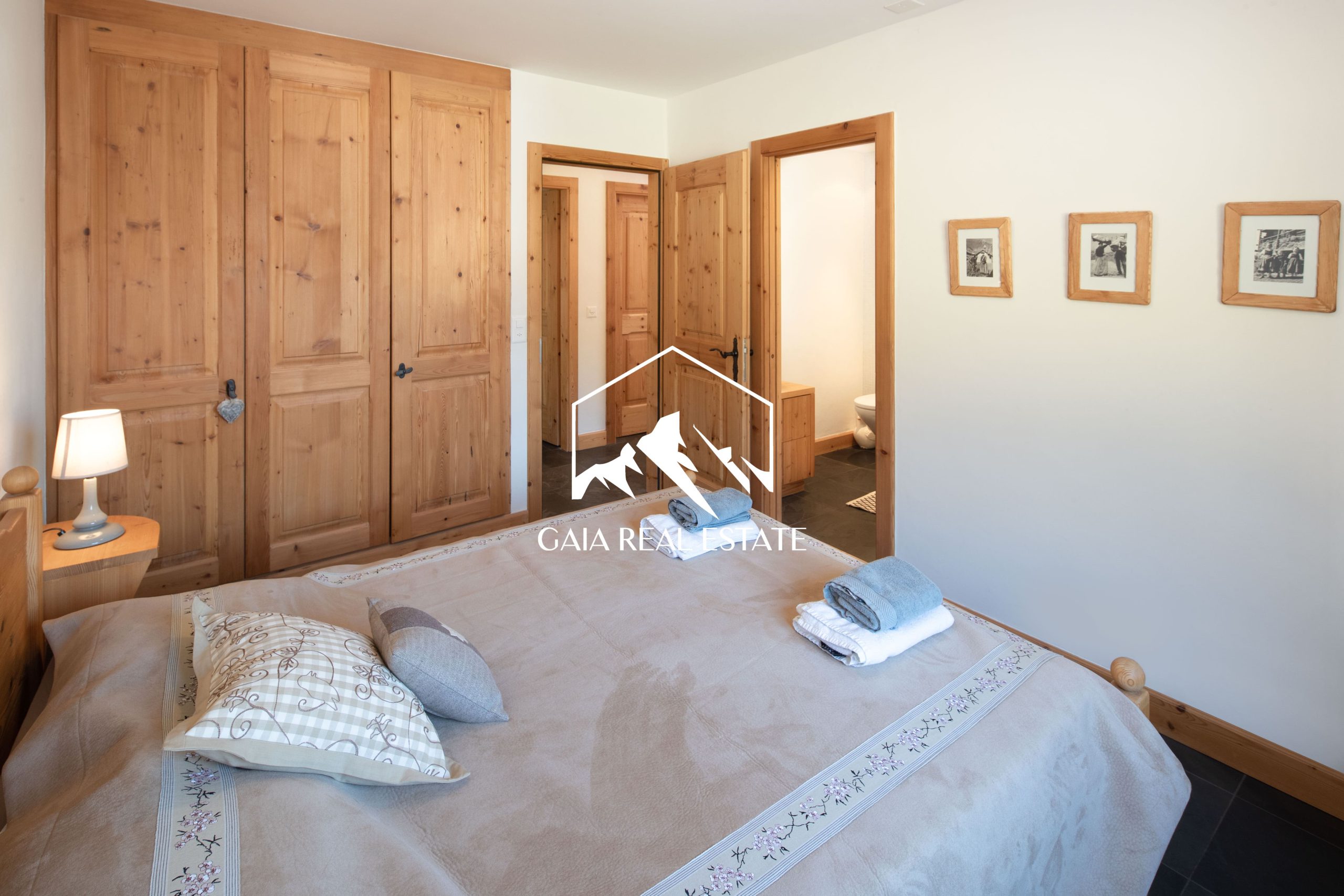 Gemütliches Schlafzimmer mit Holzmöbeln