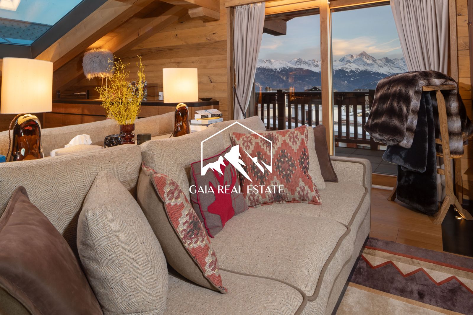 Gemütliches Chalet-Wohnzimmer mit Bergblick