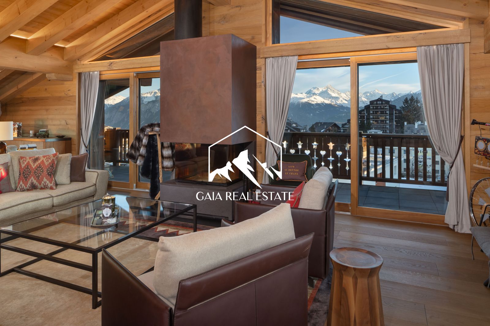 Alpine Wohnzimmer mit Panorama