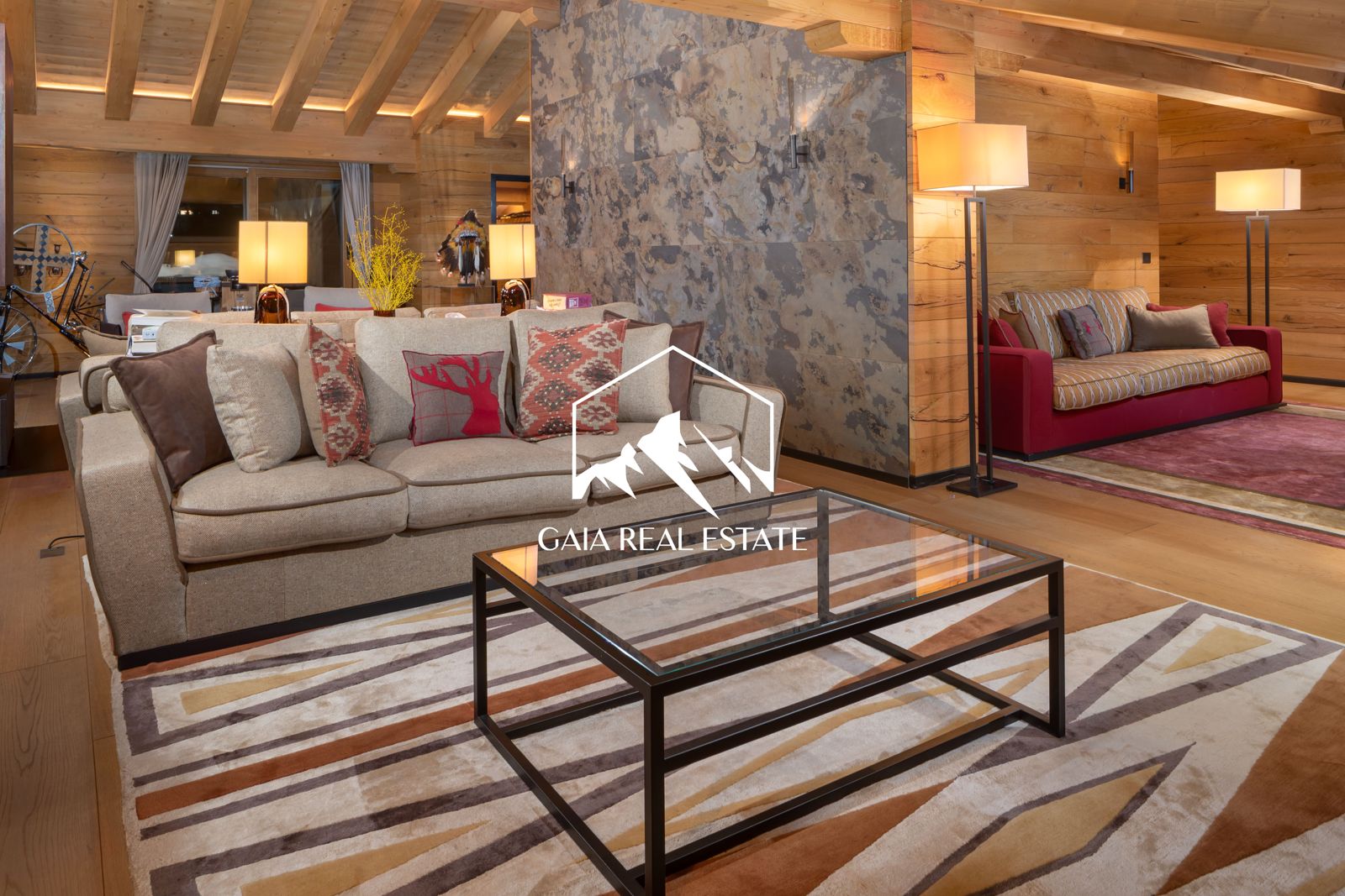 Gemütliches Chalet-Wohnzimmer mit rustikalen Holzwänden und Sitzbereich