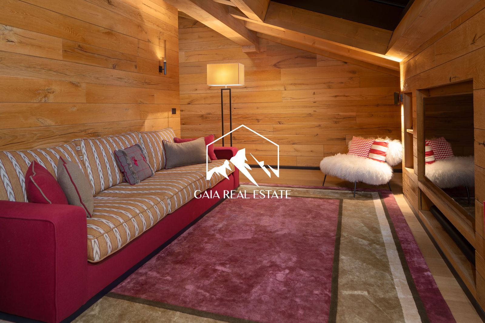 Gemütliche alpine Sitzecke mit Holzwänden