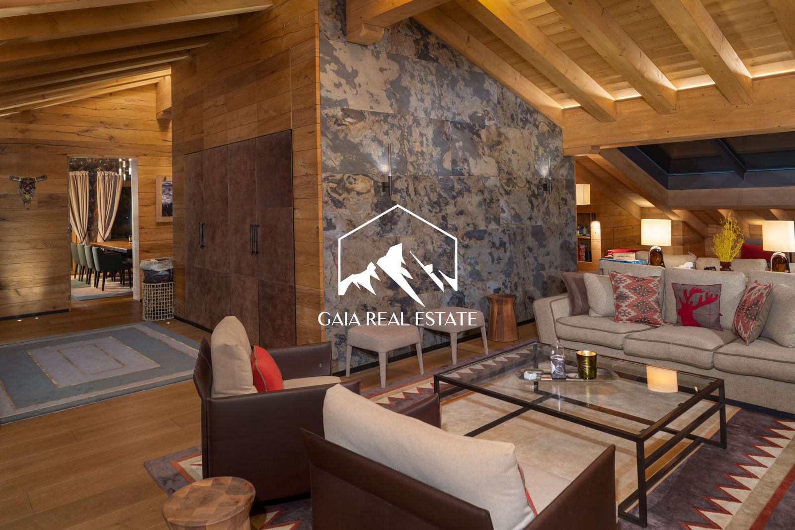 Gemütliches Chalet-Wohnzimmer mit sichtbaren Holzbalken