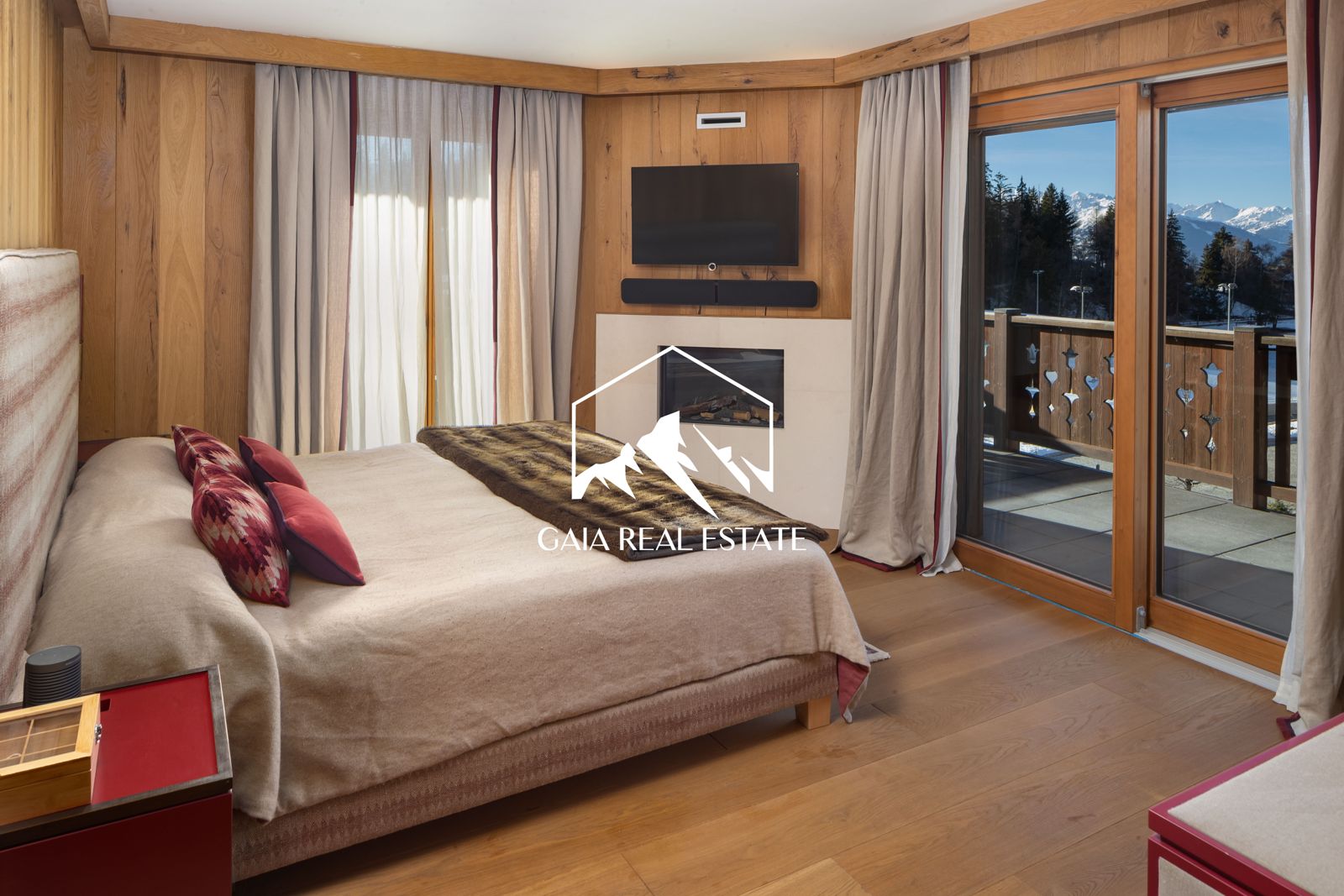 Gemütliches Schlafzimmer mit Bergblick