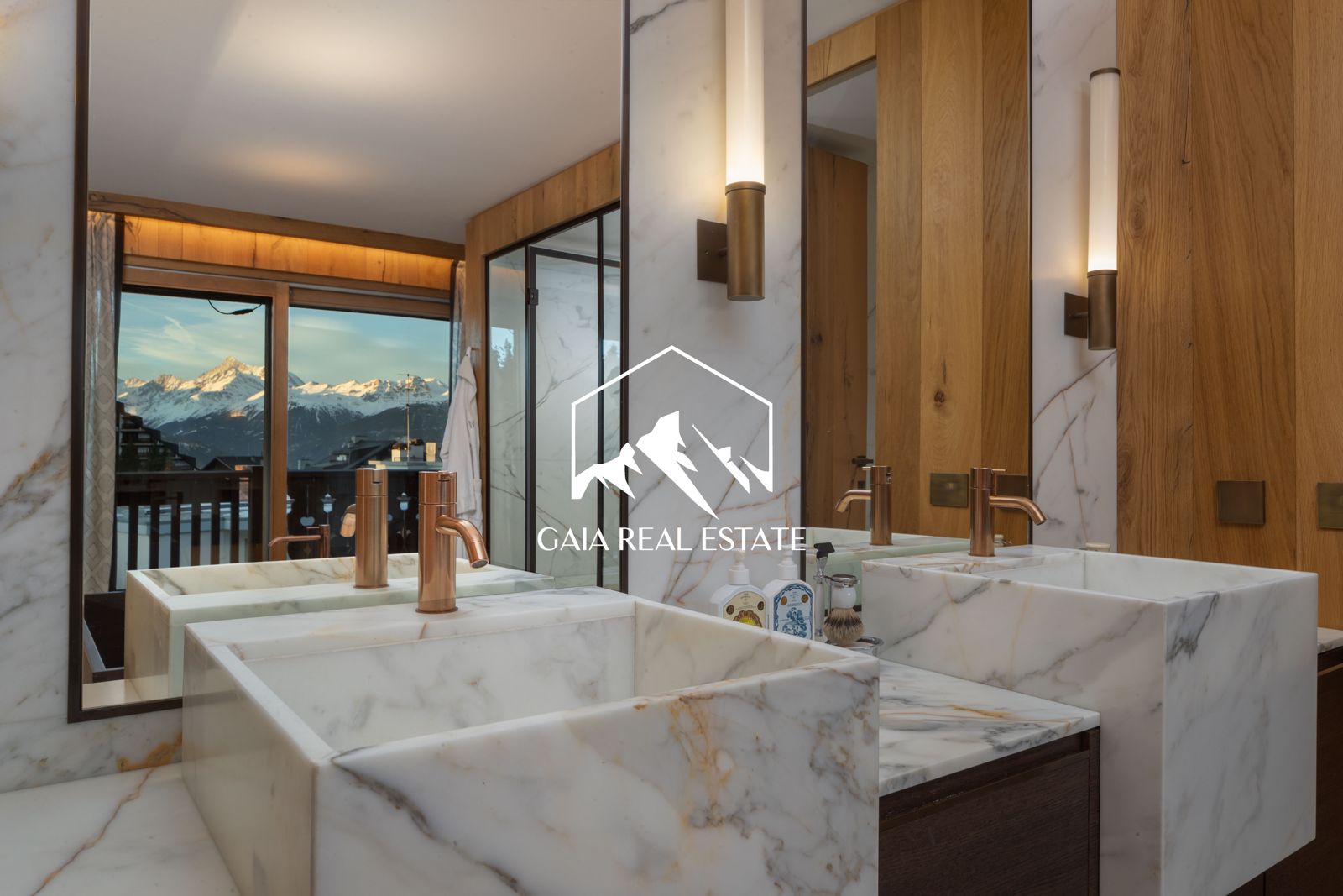 Luxuriöses Badezimmer mit Bergblick