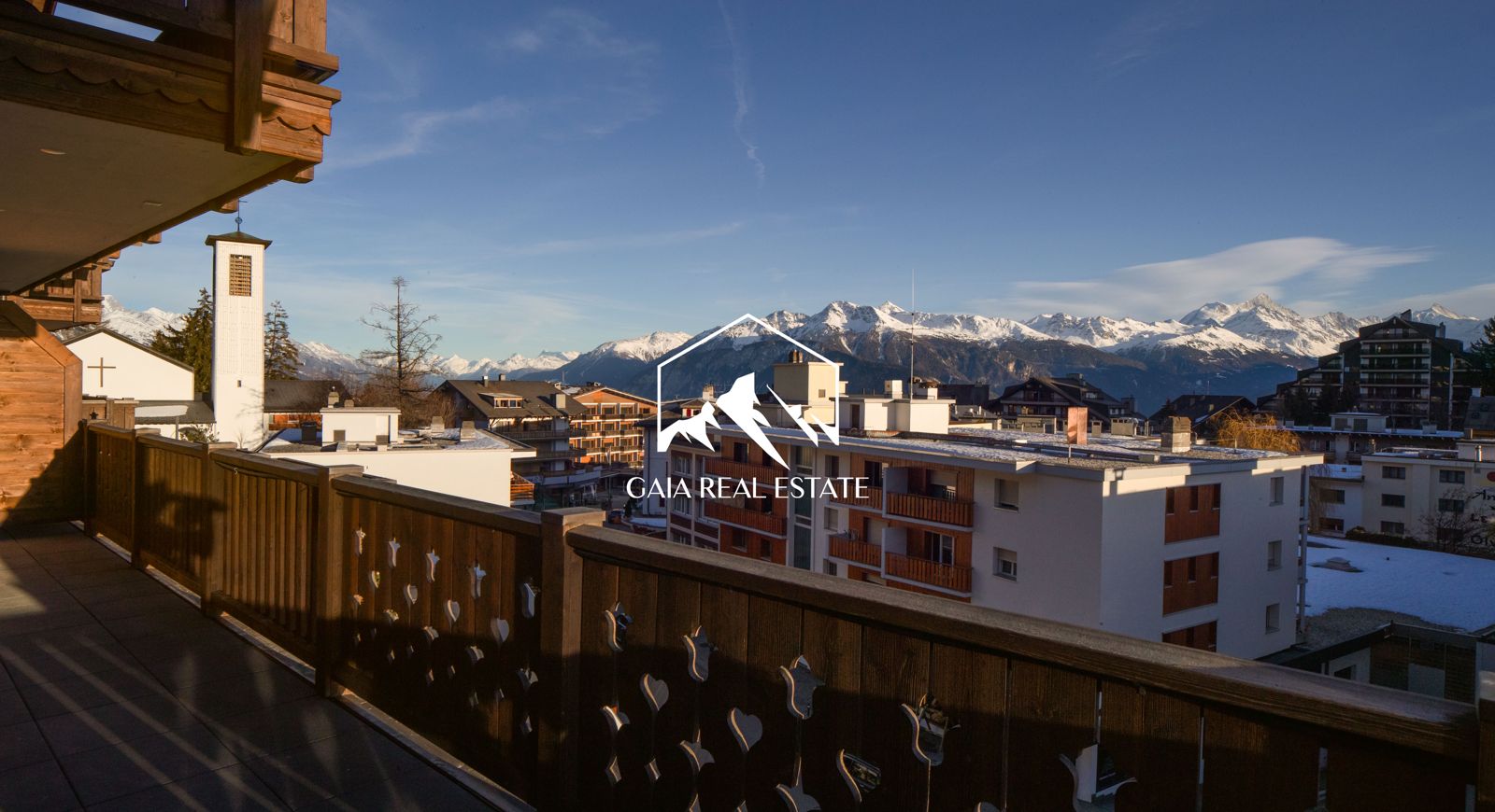 Balkon mit Bergpanorama