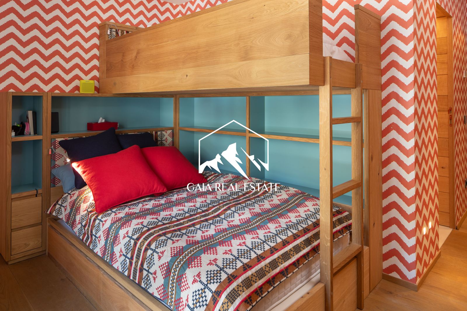 Kinderzimmer mit Hochbett und kräftigem Muster