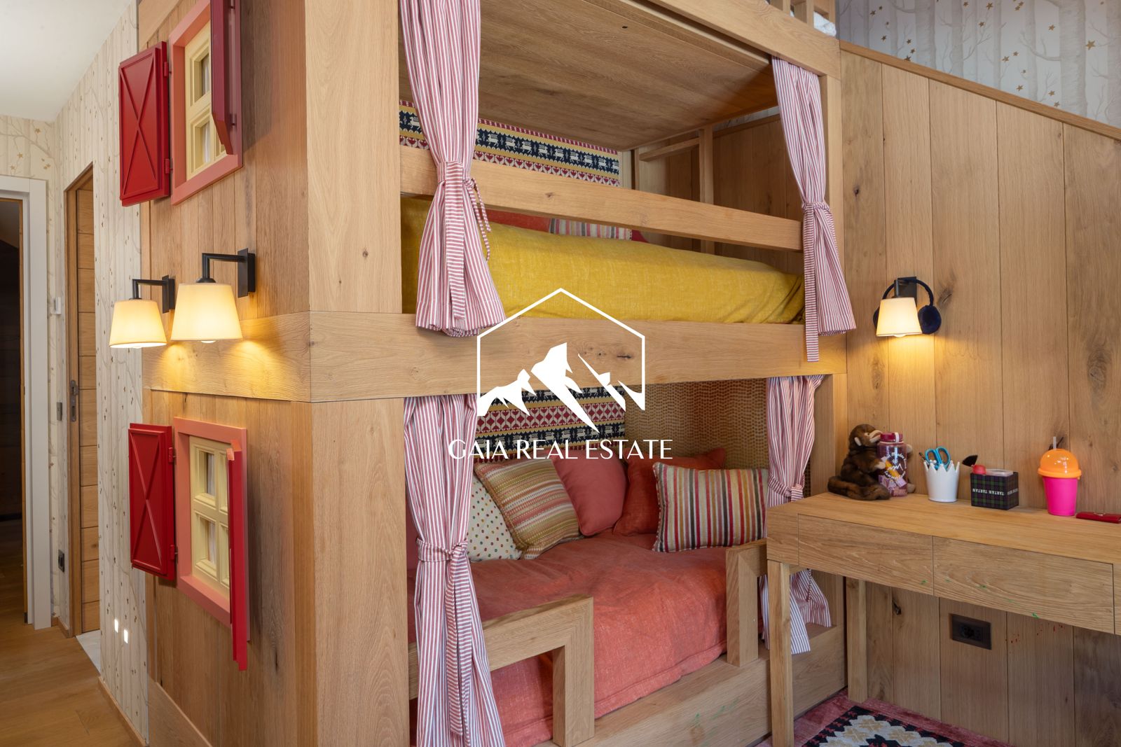 Kinderzimmer mit Etagenbett und Holzverkleidung