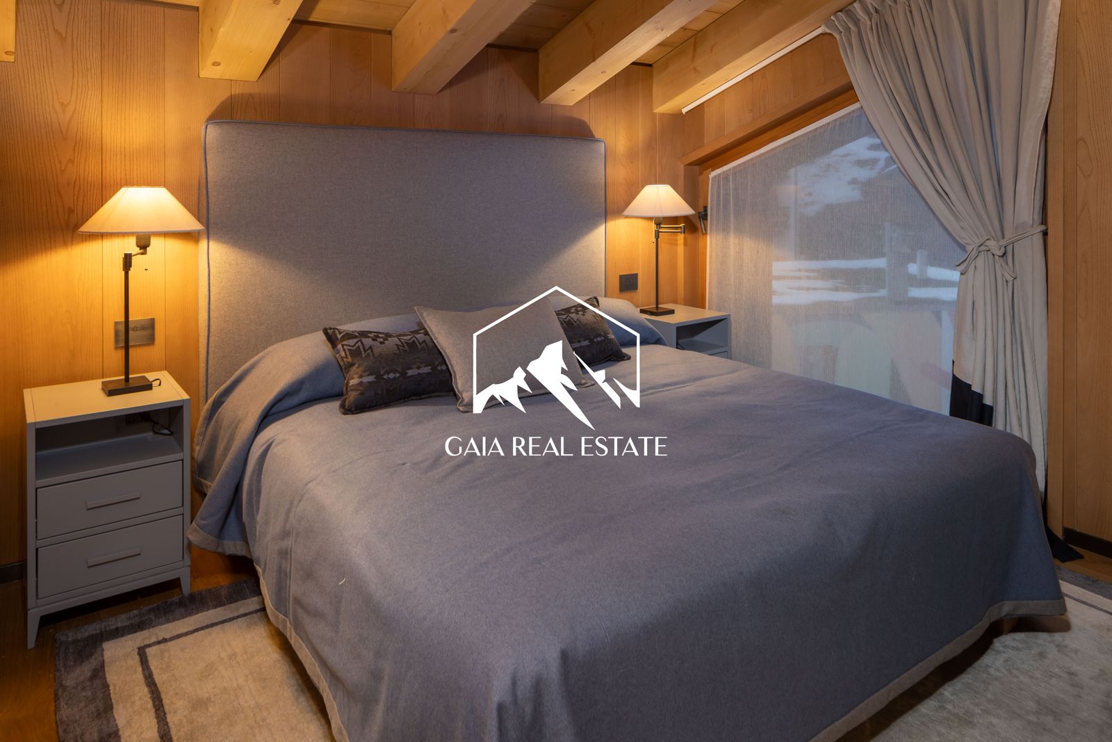 Gemütliches Schlafzimmer mit Holzverkleidung