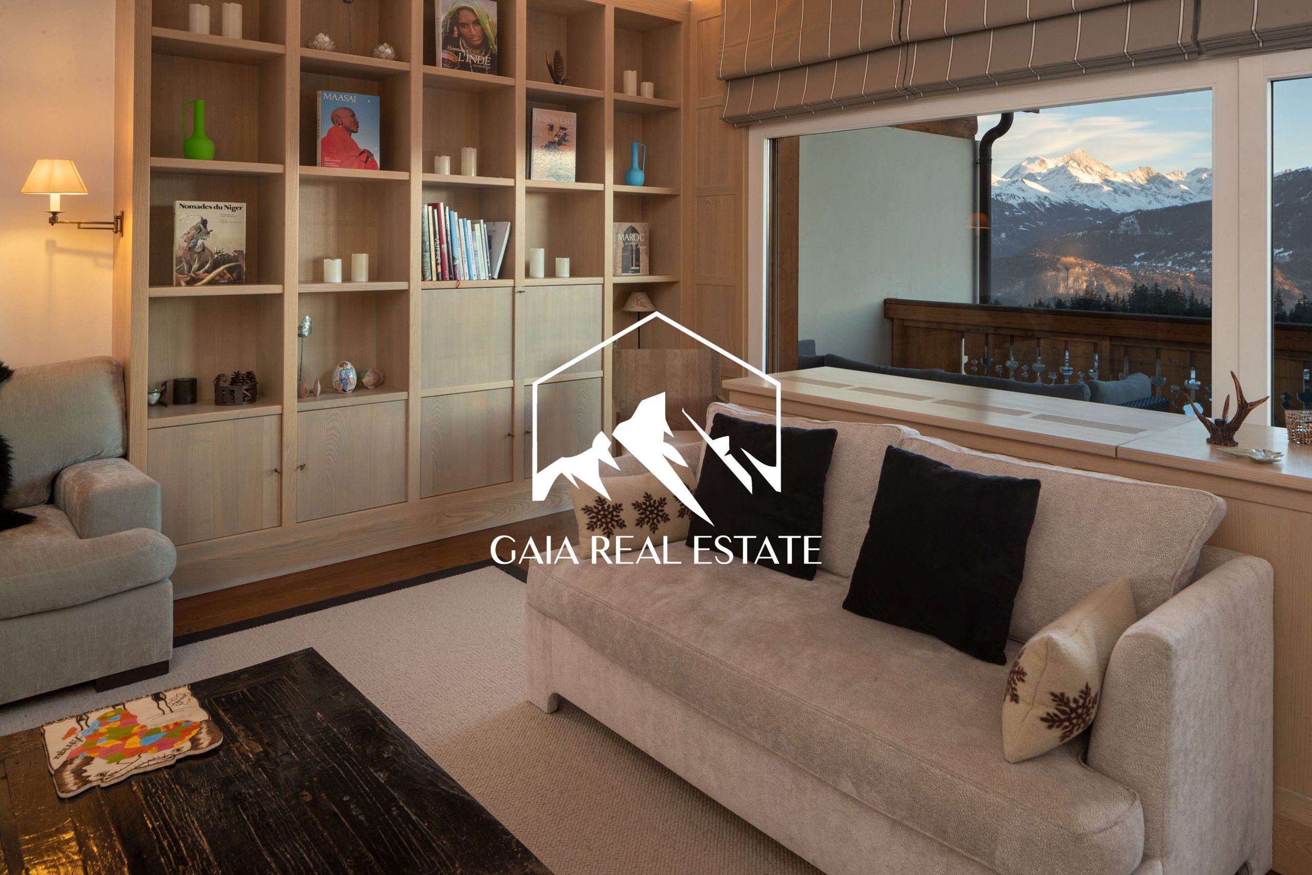 Gemütliches Wohnzimmer mit Bergblick