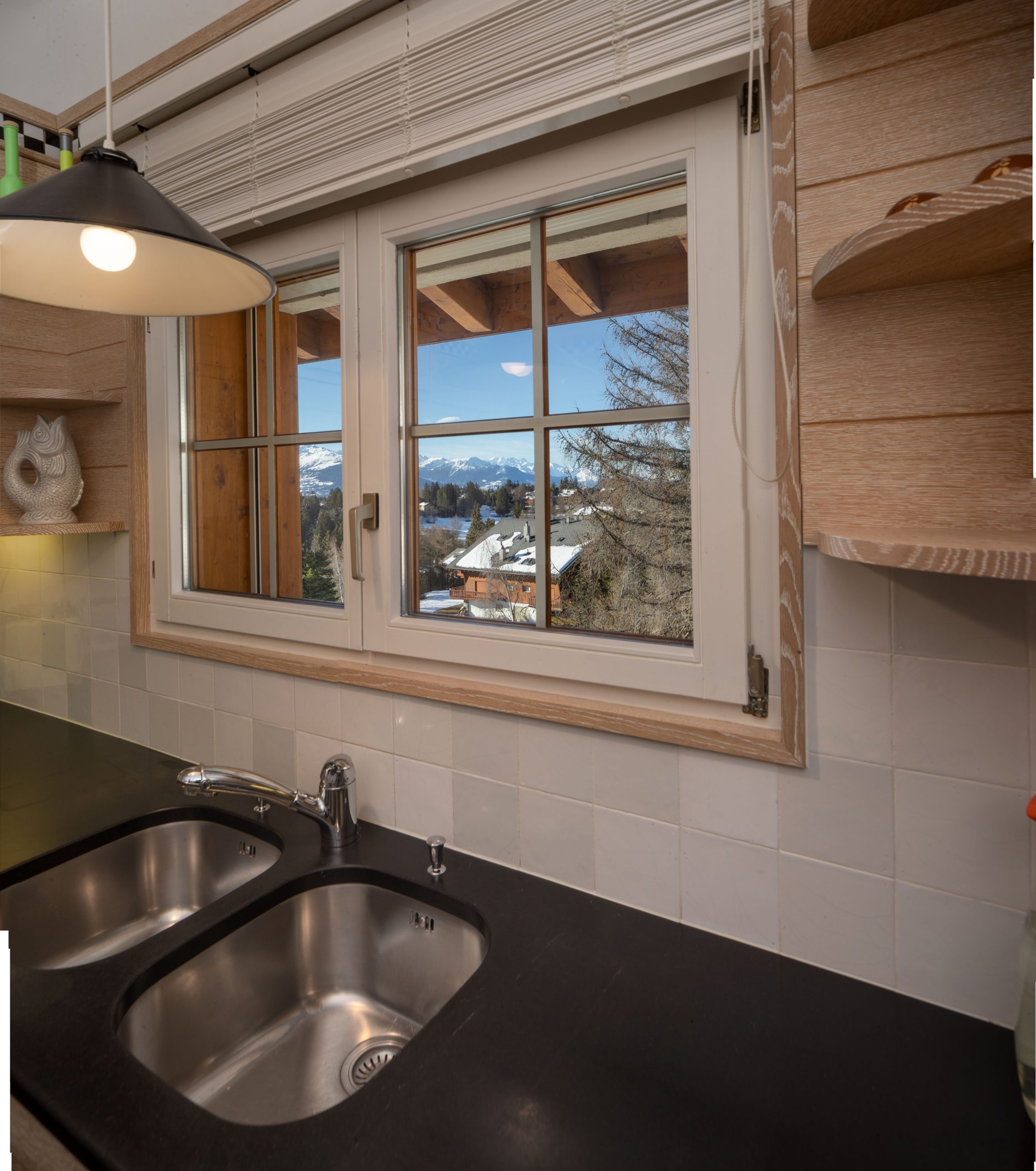 Küchenzeile mit Bergblick
