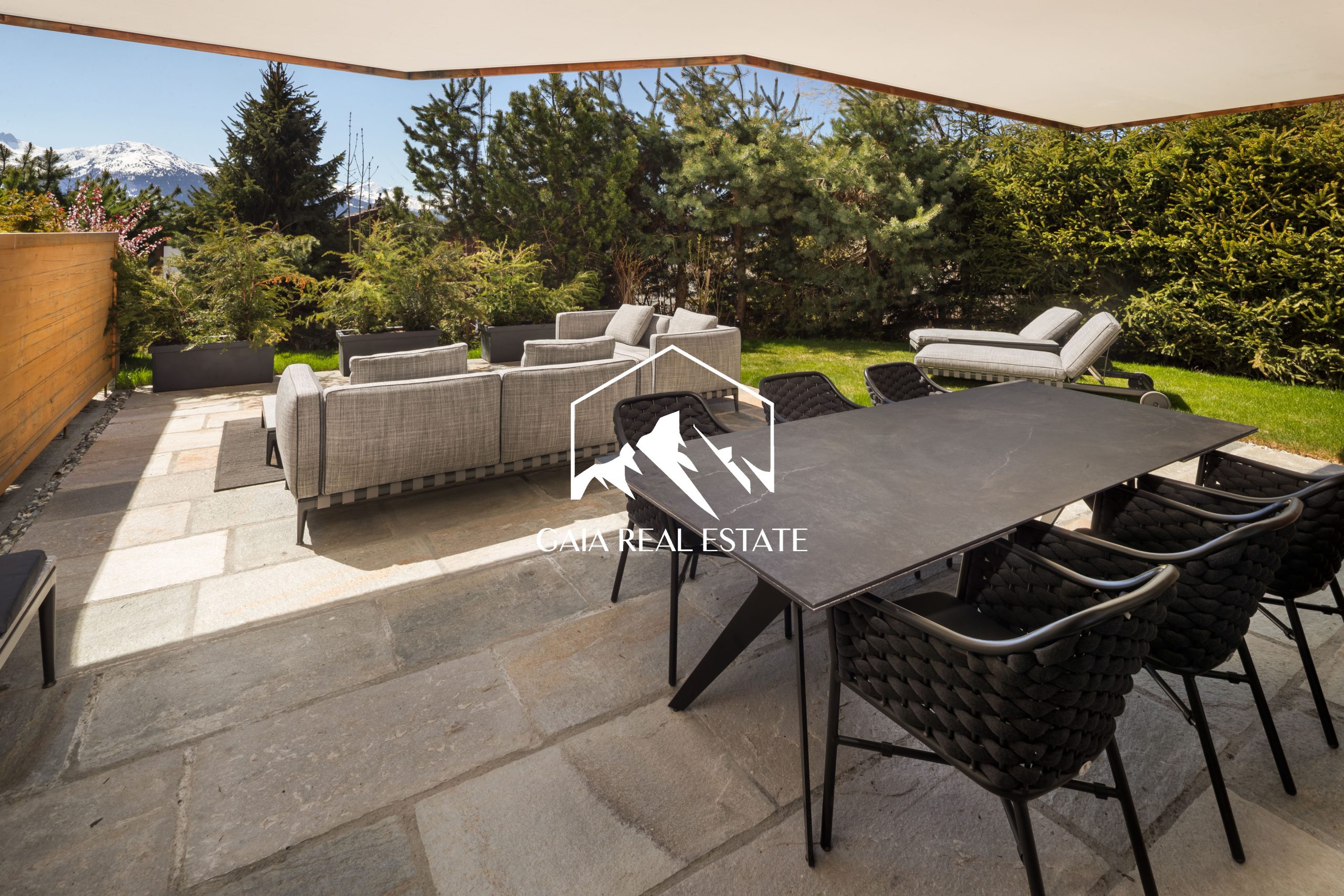 Terrasse mit Bergblick und Lounge-Möbeln