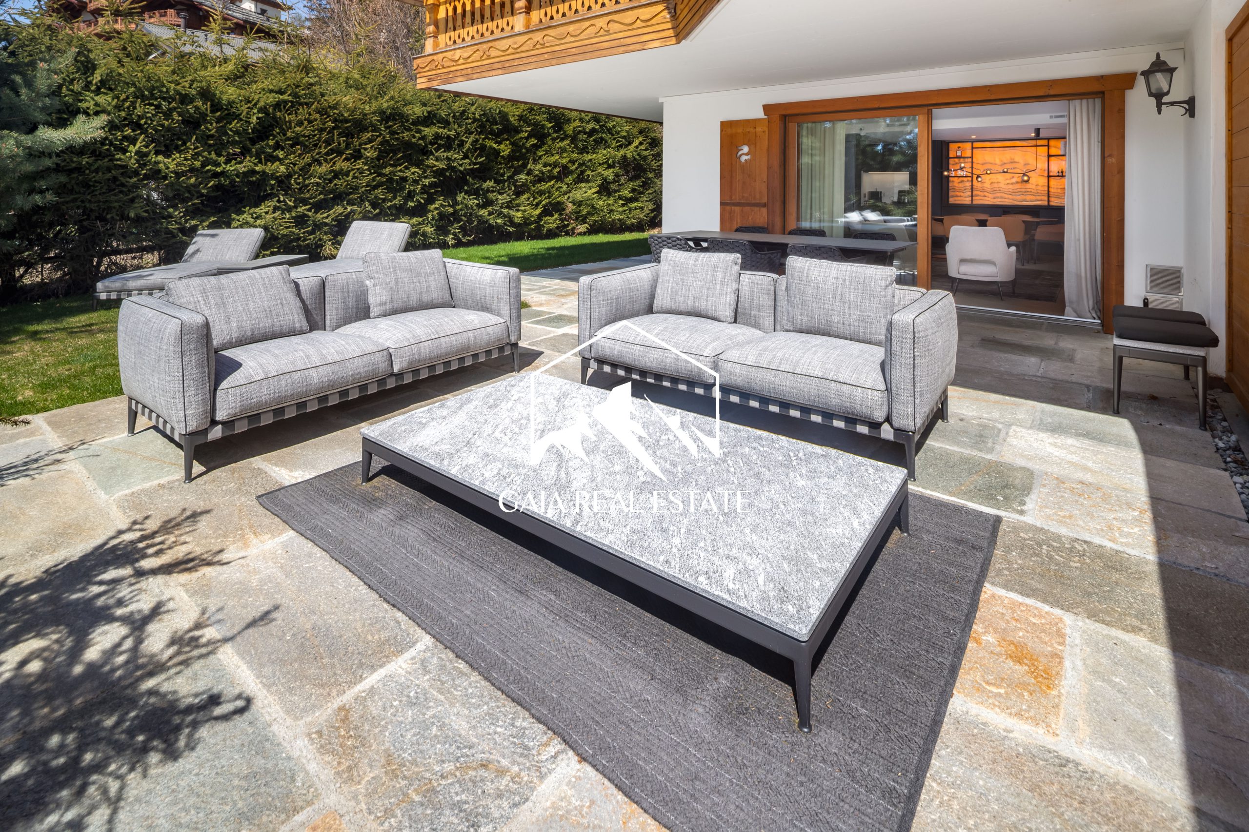Terrasse mit Outdoor-Lounge und Gartenblick