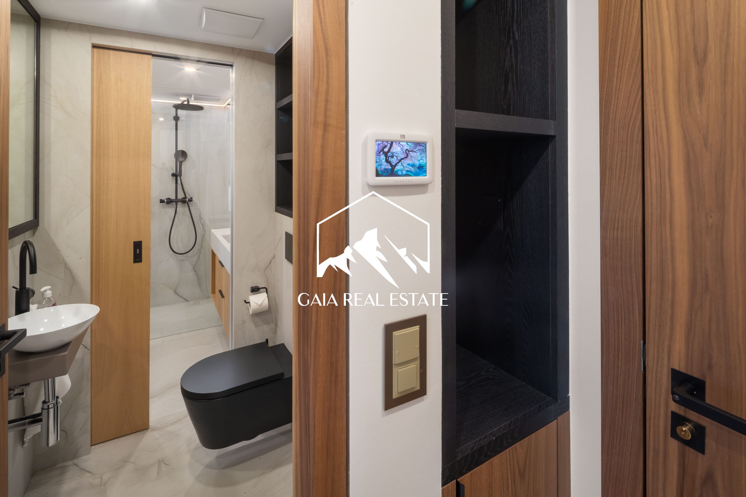 Modernes Badezimmer mit dunklen Akzenten