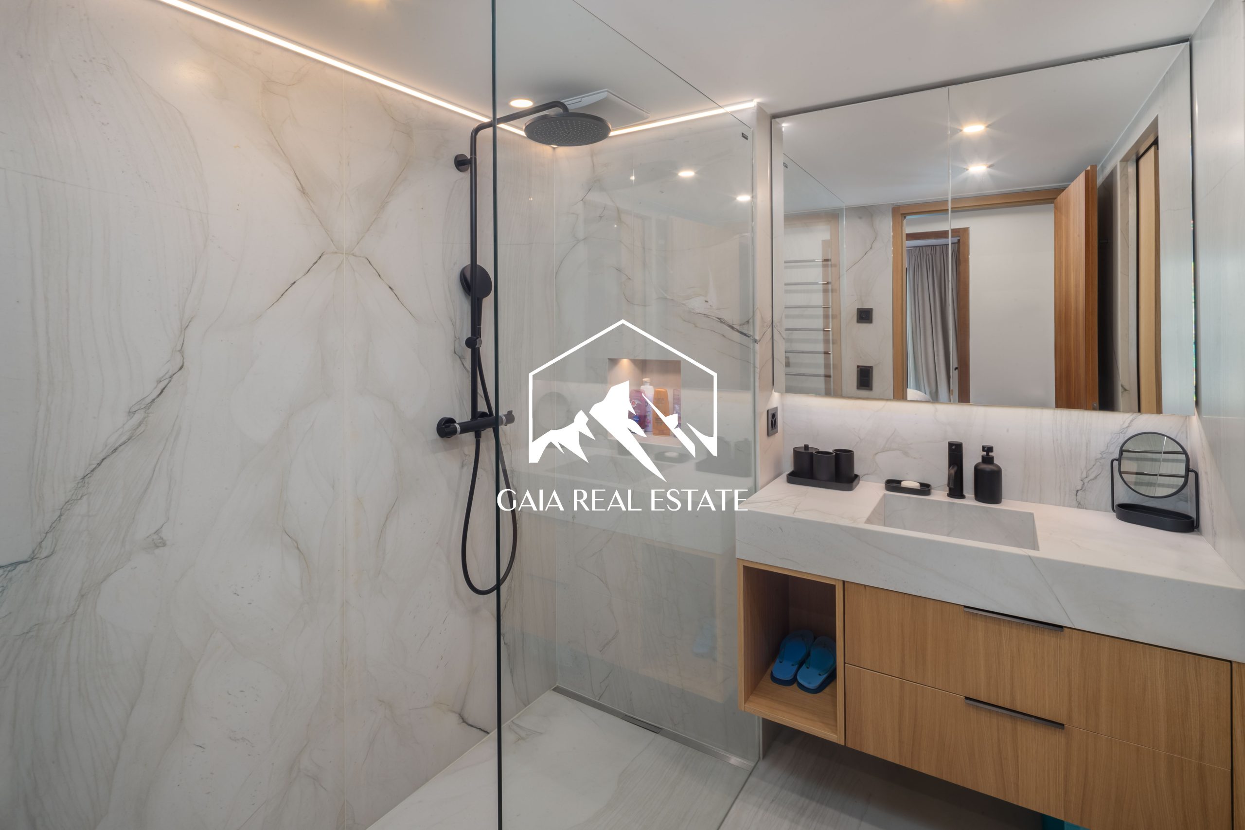 Modernes Badezimmer mit Walk-in-Dusche
