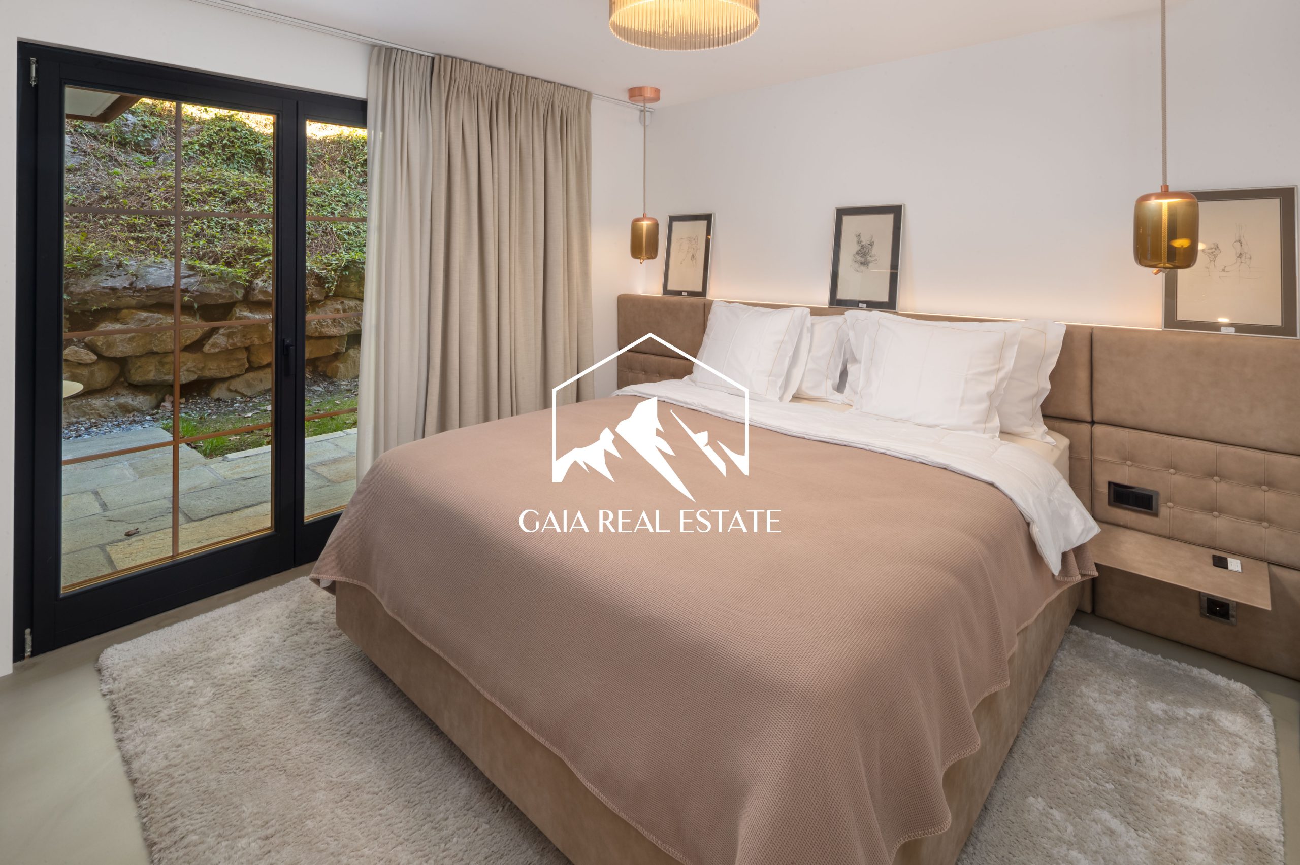Modernes Schlafzimmer mit großer Glasfront