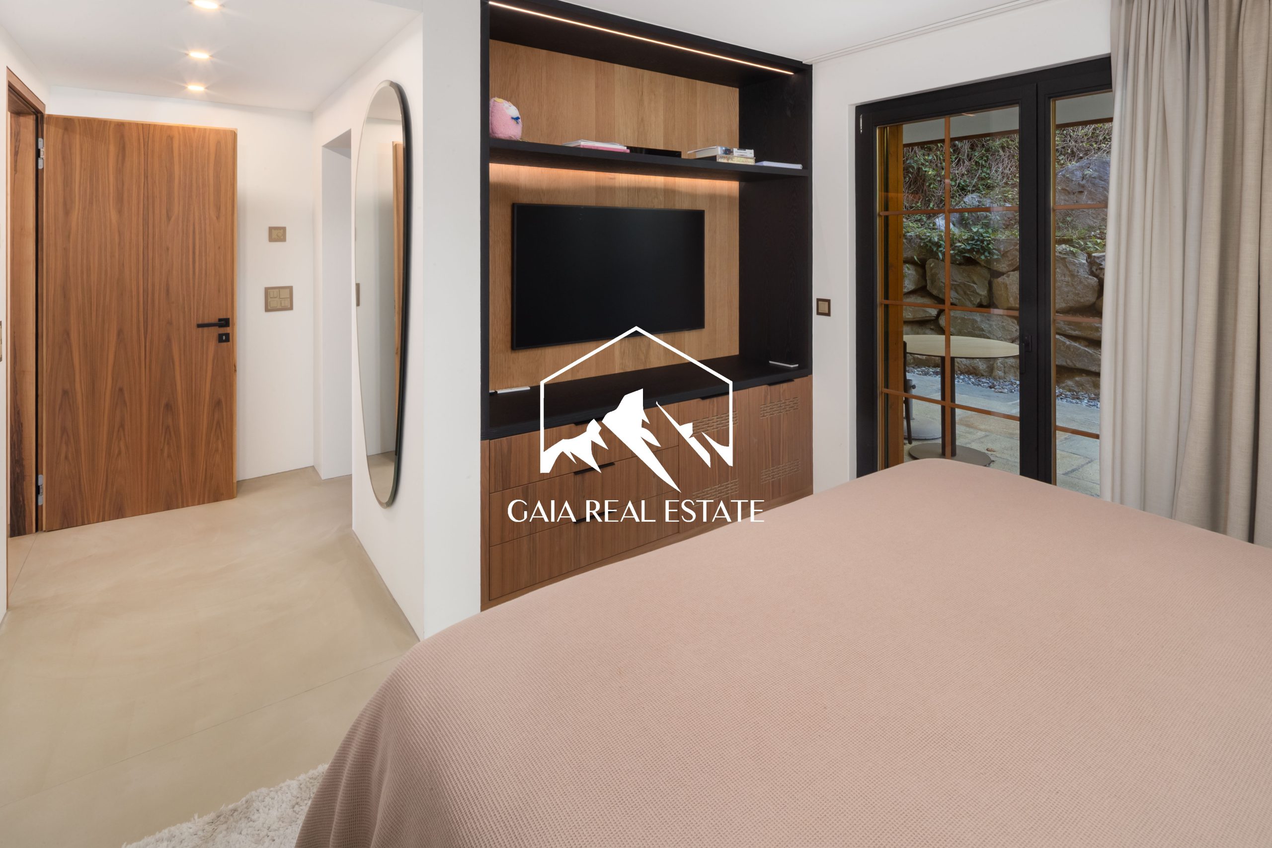 Modernes Schlafzimmer mit Einbauschrank und Terrassenzugang