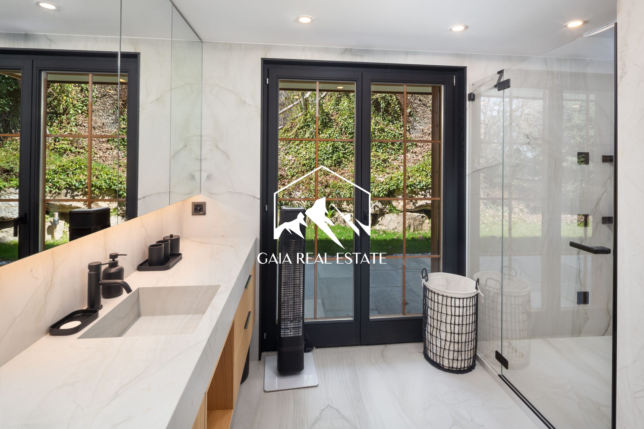 Modernes Badezimmer mit Natursteinoptik und Glasdusche