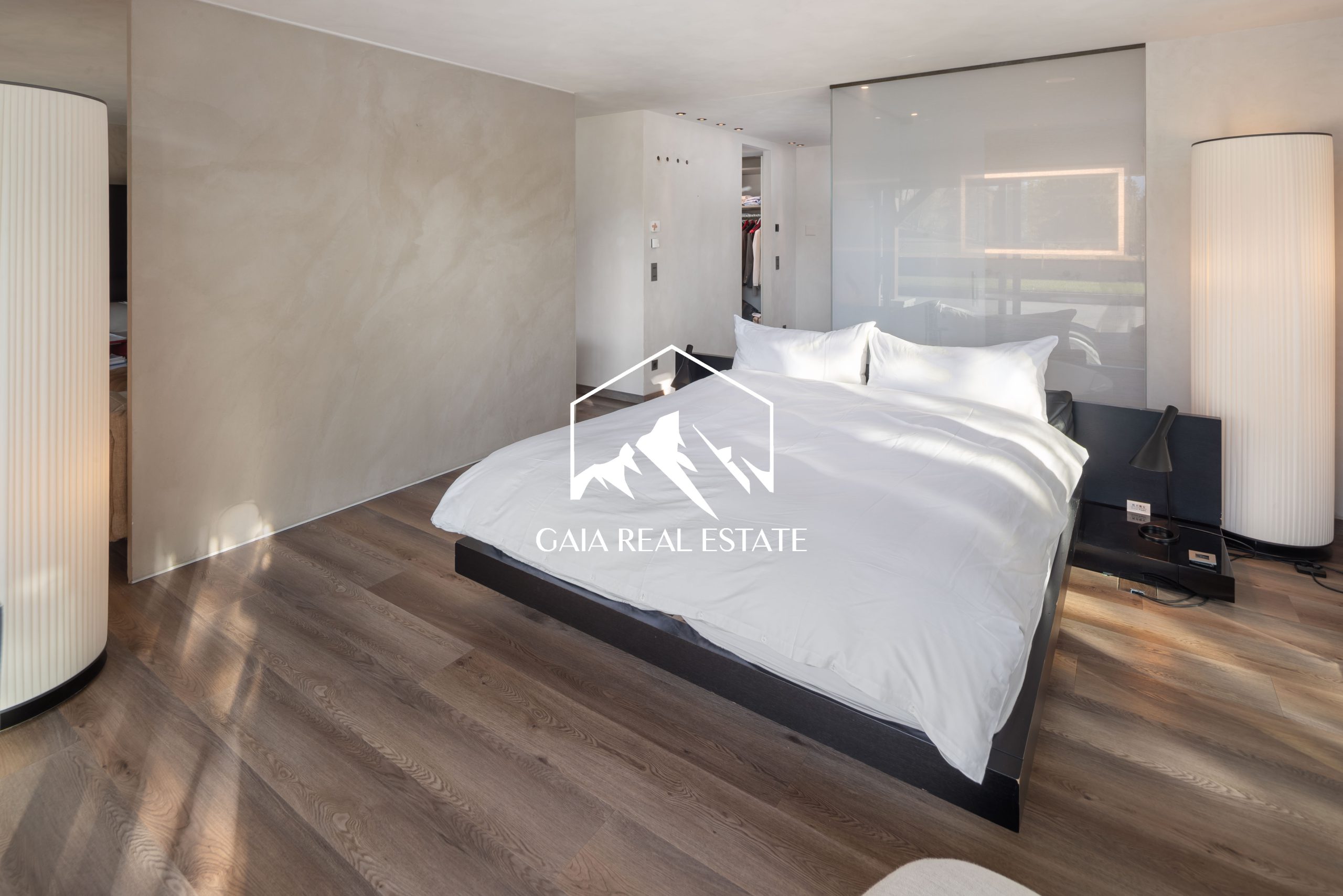 Modernes Schlafzimmer mit großer Bettanlage