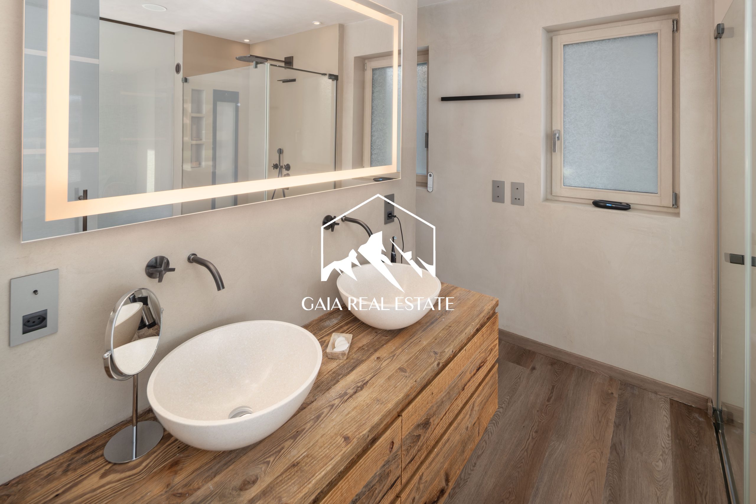 Modernes Badezimmer mit Doppelwaschbecken