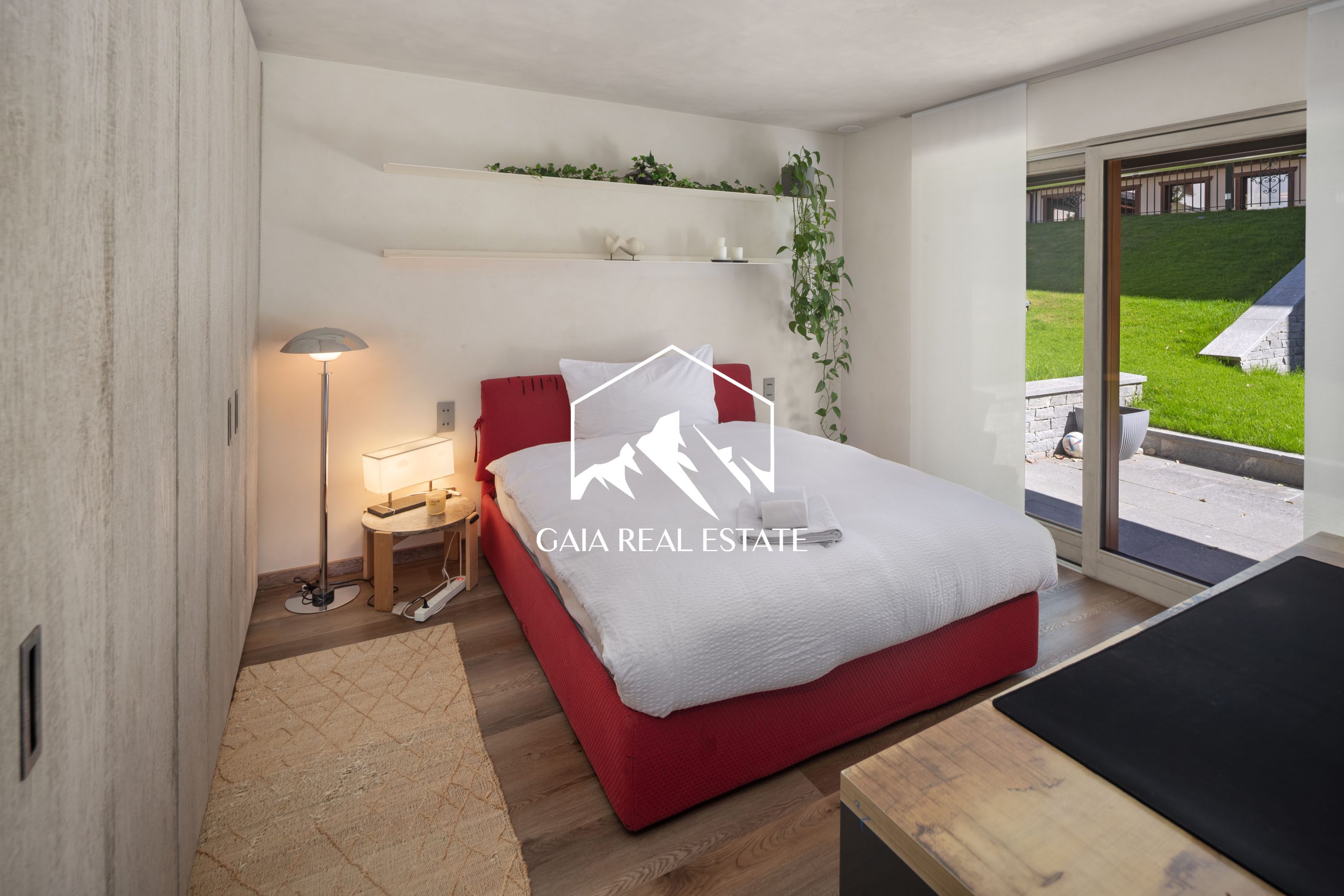 Modernes Schlafzimmer mit Gartenblick