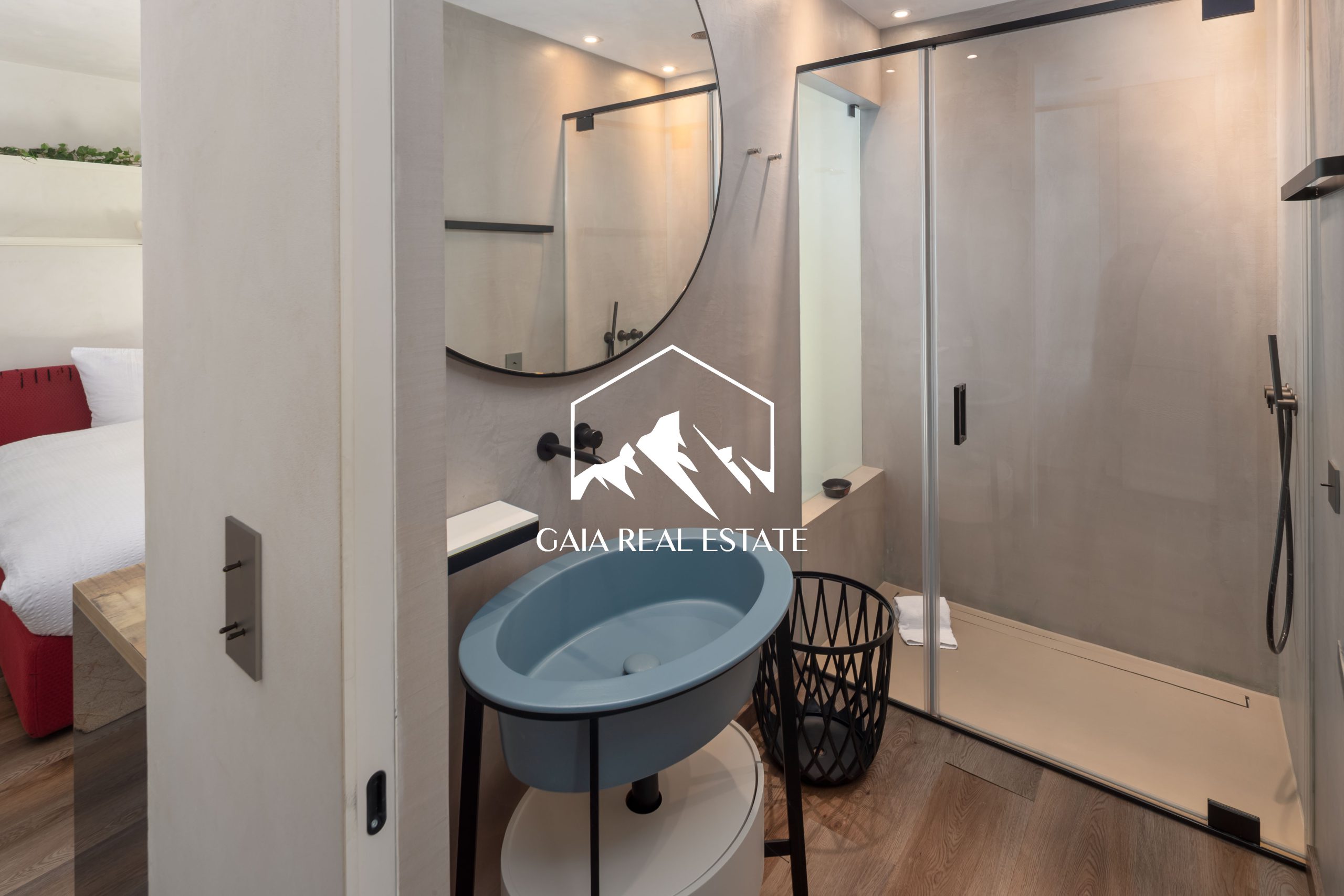 Modernes Badezimmer mit bodengleicher Dusche